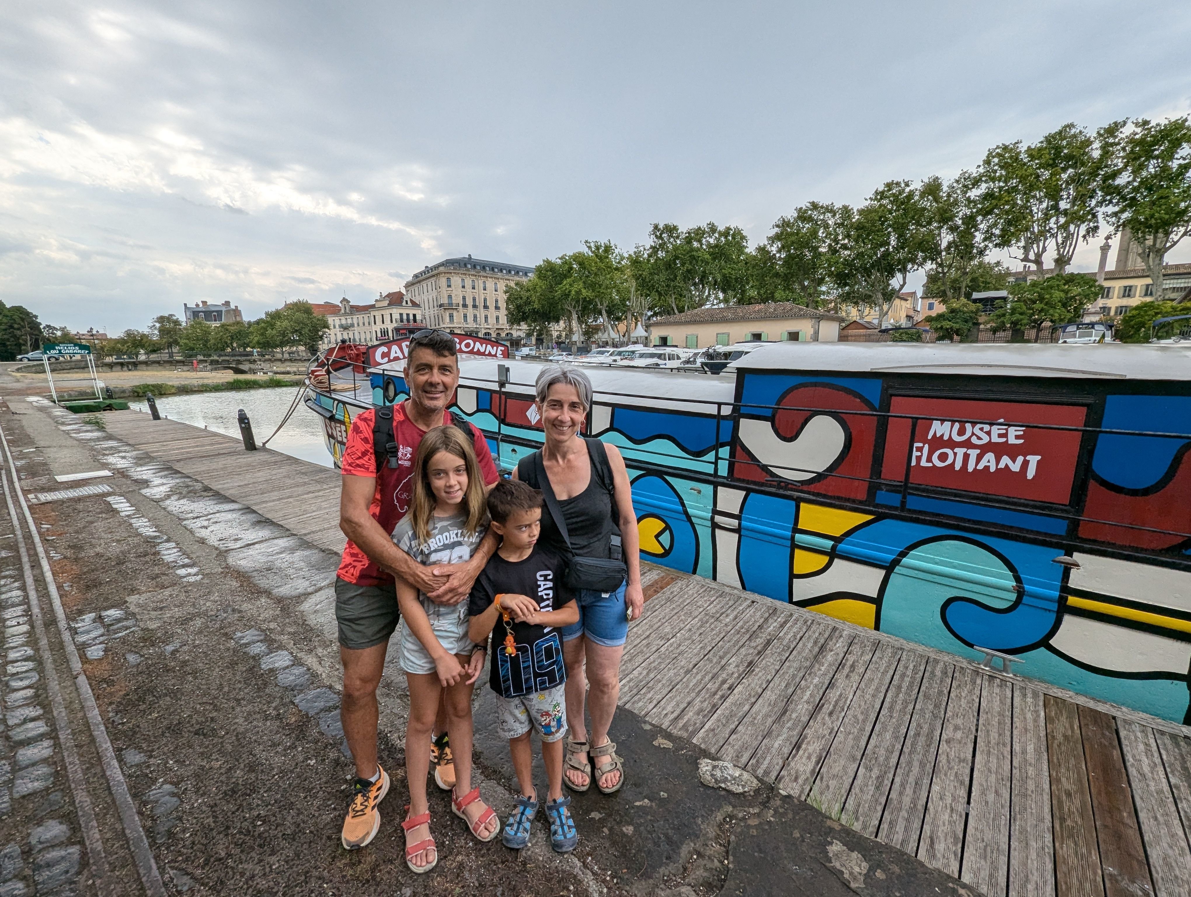 Raquel, Tony et leurs enfants, touristes espagnols, veulent connaître les coulisses de la fabrication du canal du Midi avant de le découvrir « en vrai » lors d'une croisière. LP/Nelly Barbé