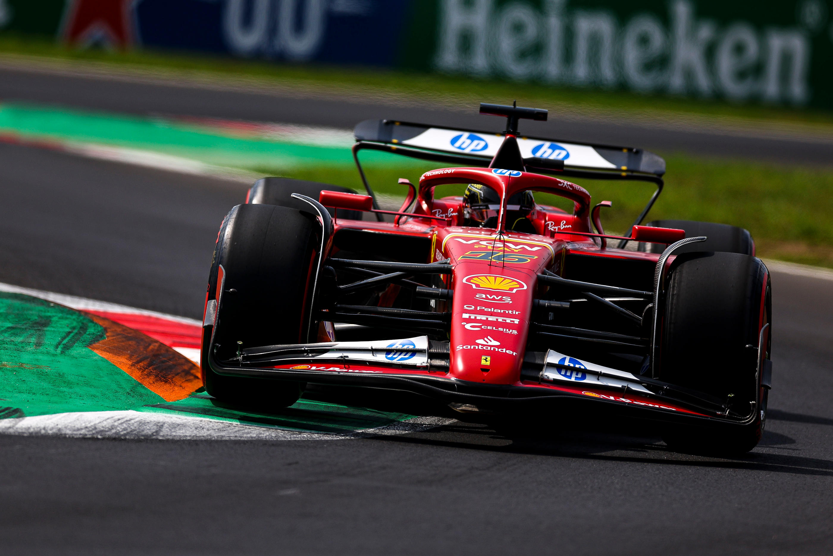 Charles Leclerc s'était imposé à Monza la semaine passée, et va désormais devoir reproduire sa performance sur la piste de Bakou, en Azerbaïdjan. Icon Sport