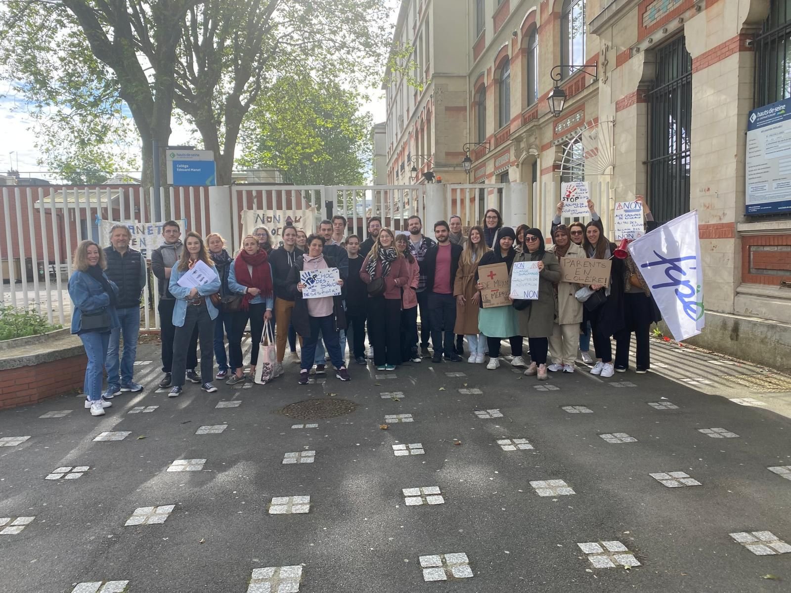 Villeneuve-la-Garenne, ce 7 mai 2024. Aucun élève ne s'est présenté en classe devant les profs, ici seuls sur la photo avec des parents, au collège Manet qui participait à l'opération collège désert. DR