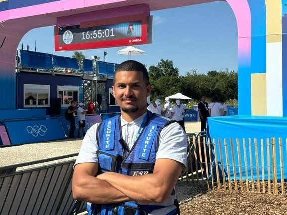 Colline d'Élancourt (Yvelines). Axel, étudiant, est chef d'équipe dans la sécurité privée lors des Jeux olympiques de Paris. DR