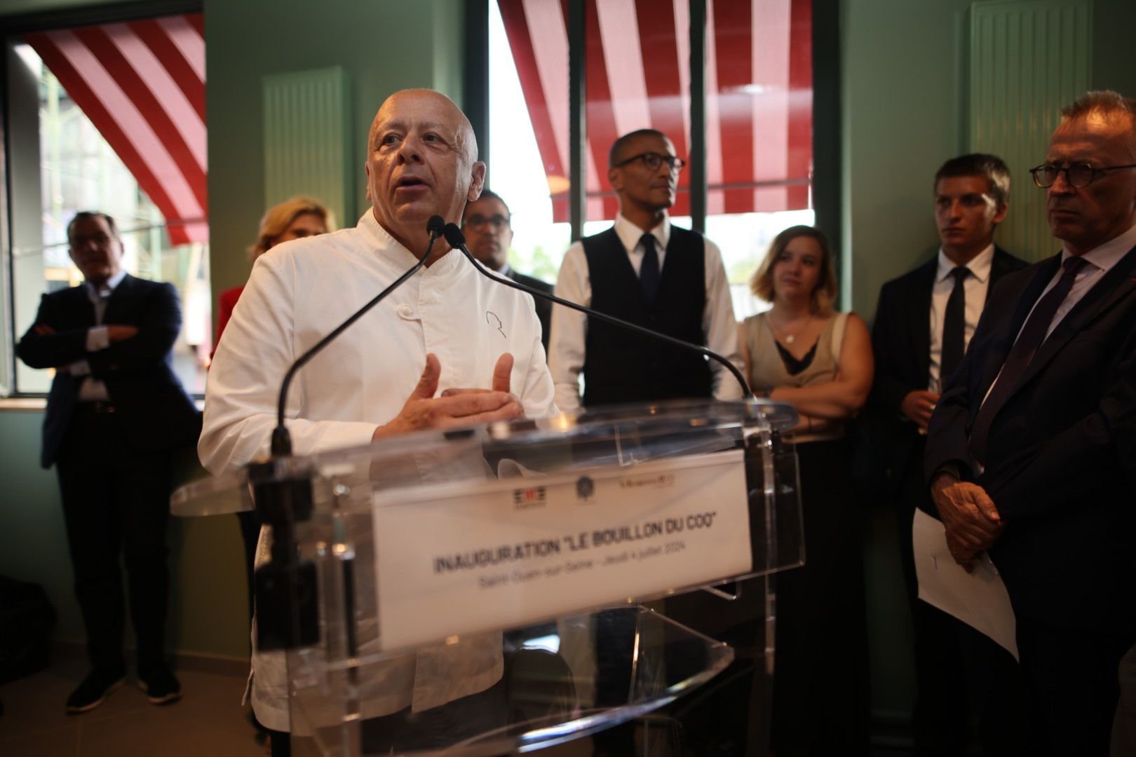 Saint-Ouen (Seine-Saint-Denis), le 4 juillet 2024. Le chef étoilé Thierry Marx lors de l'inauguration du Bouillon du coq, en présence notamment du maire de la ville Karim Bouamrane (au second plan, au centre). Mairie de Saint-Ouen