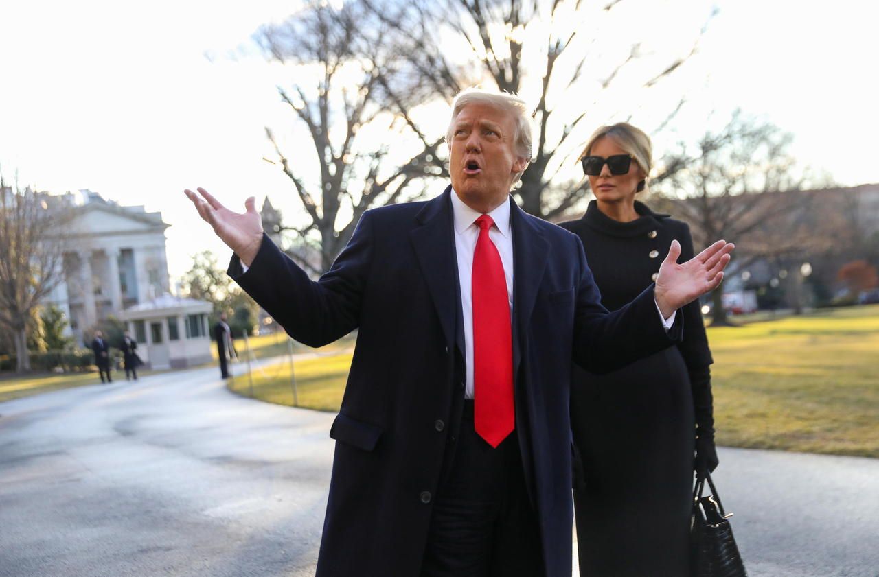 <b></b> Donald et Melania Trump quittant la Maison-Blanche avant de s’envoler à bord de l’hélicoptère Marine One. 