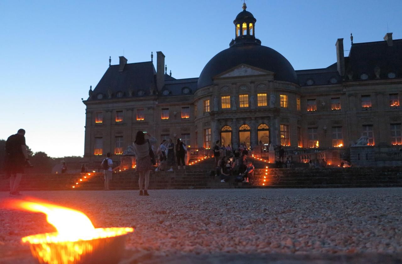 <b></b> Le château de Vaux-le-Vicomte s’embrase à l’arrivée de la nuit lors des soirées aux chandelles comme ce samedi soir, à Maincy.