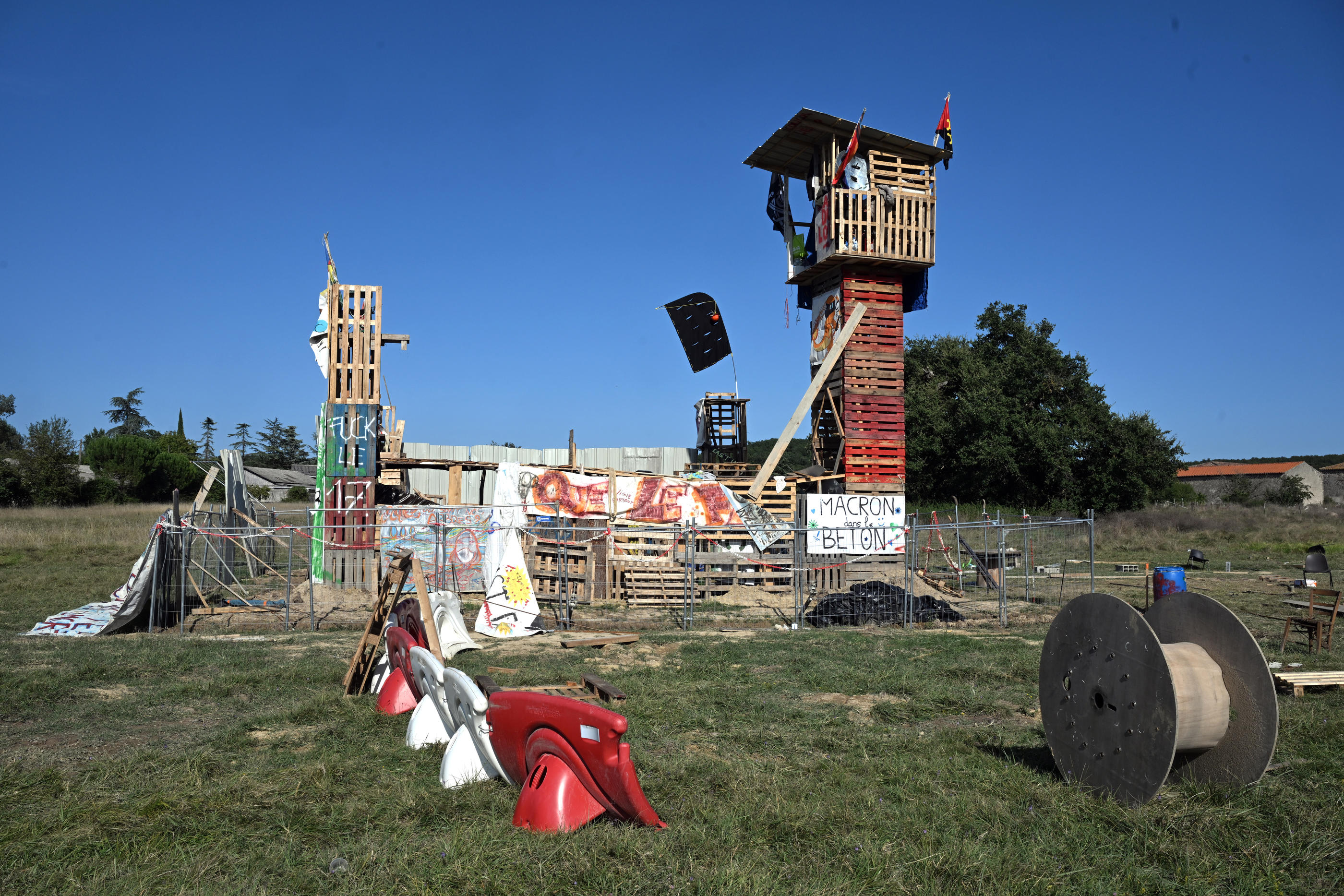 Des opposants au projet ont installé une ZAD, ici sur un site baptisé Cal'arbres, sur le tracé de l'autoroute A69 devant relier Toulouse à Castres. LP/REMY GABALDA