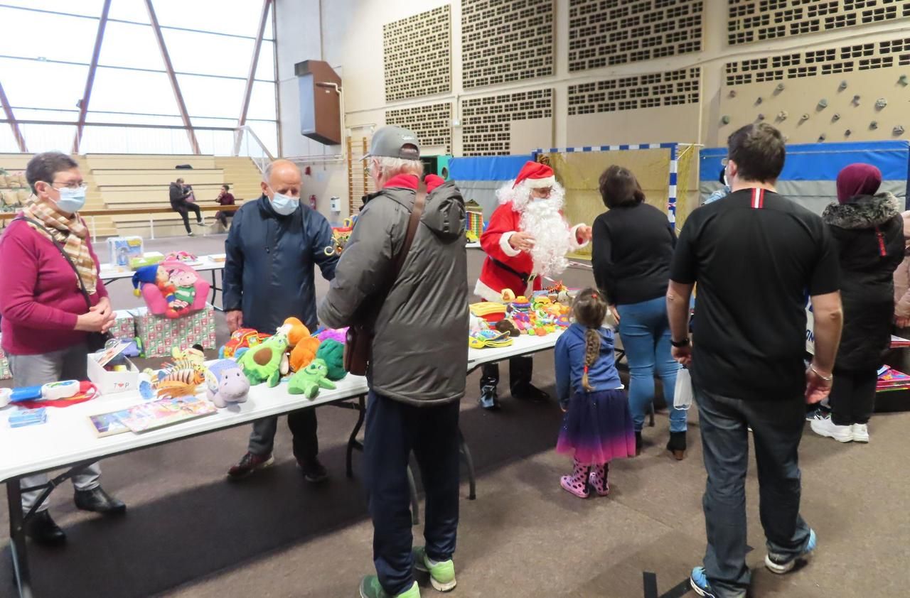 <b></b> Fleury-Mérogis, ce samedi. Près de 500 paniers de produits frais et autant de jouets ont été offerts aux familles. Par le Père Noël en personne.