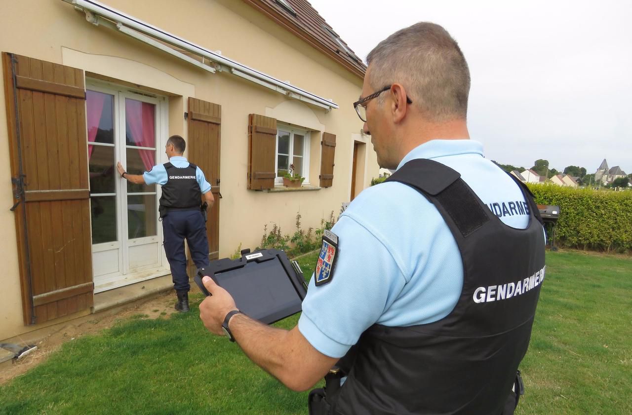 <b></b> Avec leurs tablettes tactiles, les gendarmes de l’Oise disposent d’une application plus efficace pour aborder l’opération tranquillité vacances.