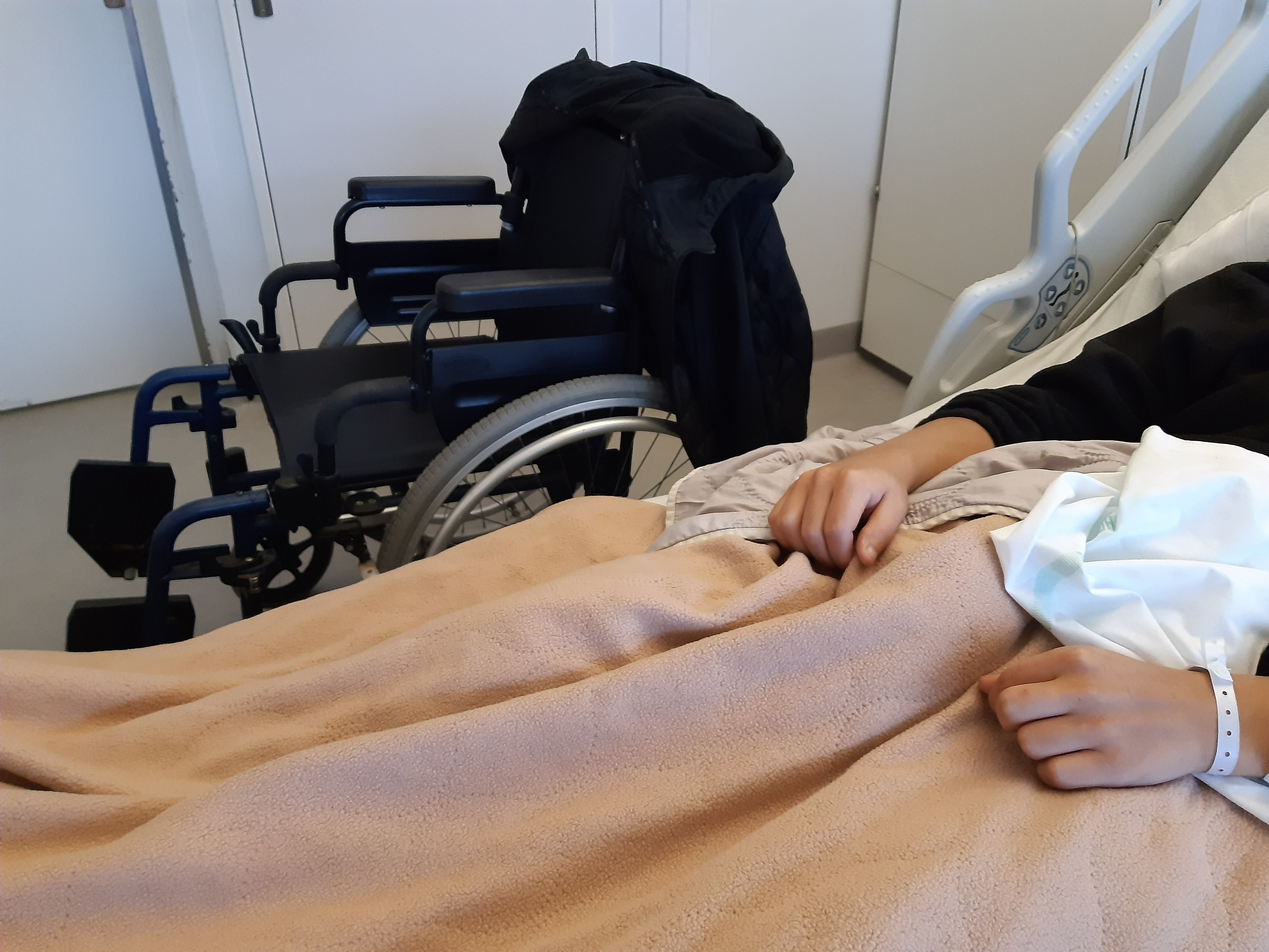 Saint-Denis (Seine-Saint-Denis), ce lundi 17 janvier. Romain est hospitalisé depuis une semaine. Il n'arrivait plus à se tenir debout et se déplace pour l'instant en fauteuil roulant. LP/E.M.