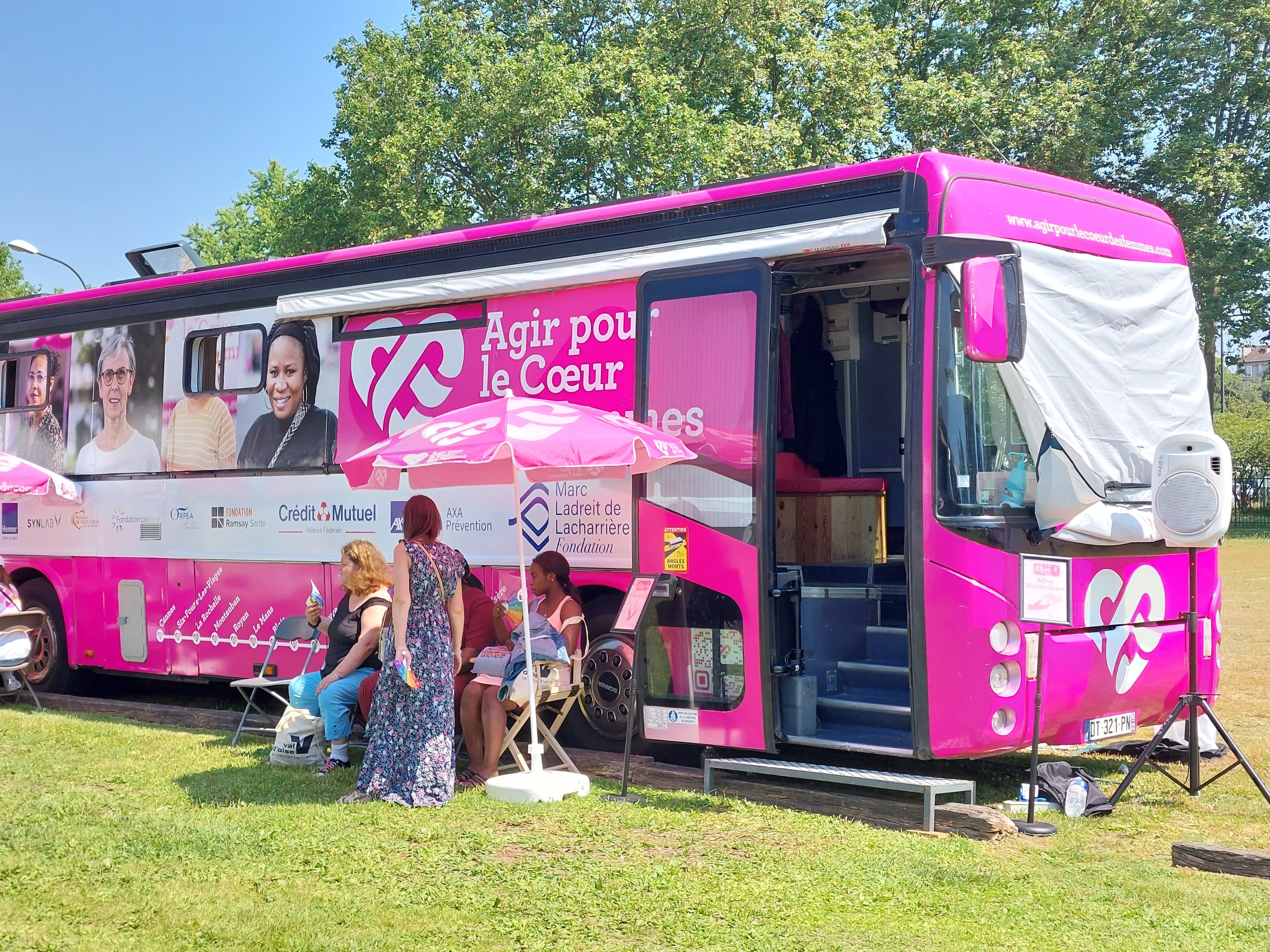 Argenteuil (Val-d'Oise), mercredi 26 juin 2024. Le Bus du cœur des femmes fait escale au Parc des Berges jusqu'à vendredi. Il permet à des centaines de femmes de bénéficier de consultations médicales. LP/T.C.