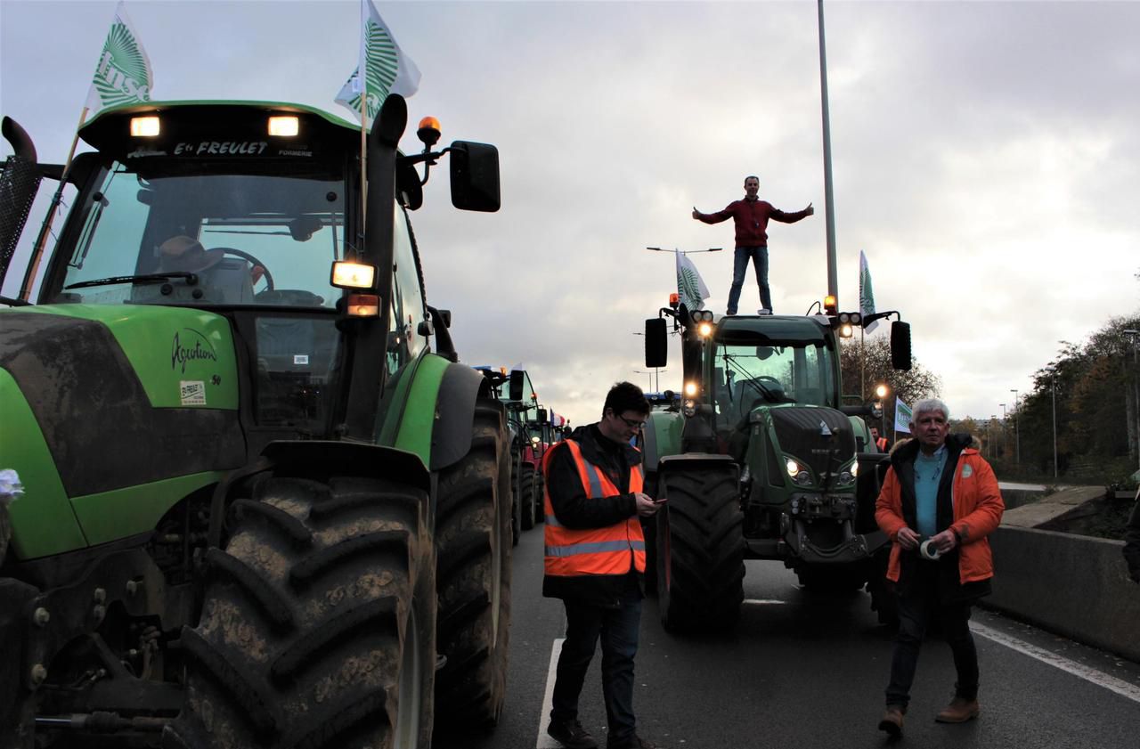 Comme ici en novembre 2019, les agriculteurs du département sont appelés à se mobiliser pour bloquer les grands axes routiers du département, à commencer par l'A16 aux abords de Beauvais (photo d'archives). LP/C.B