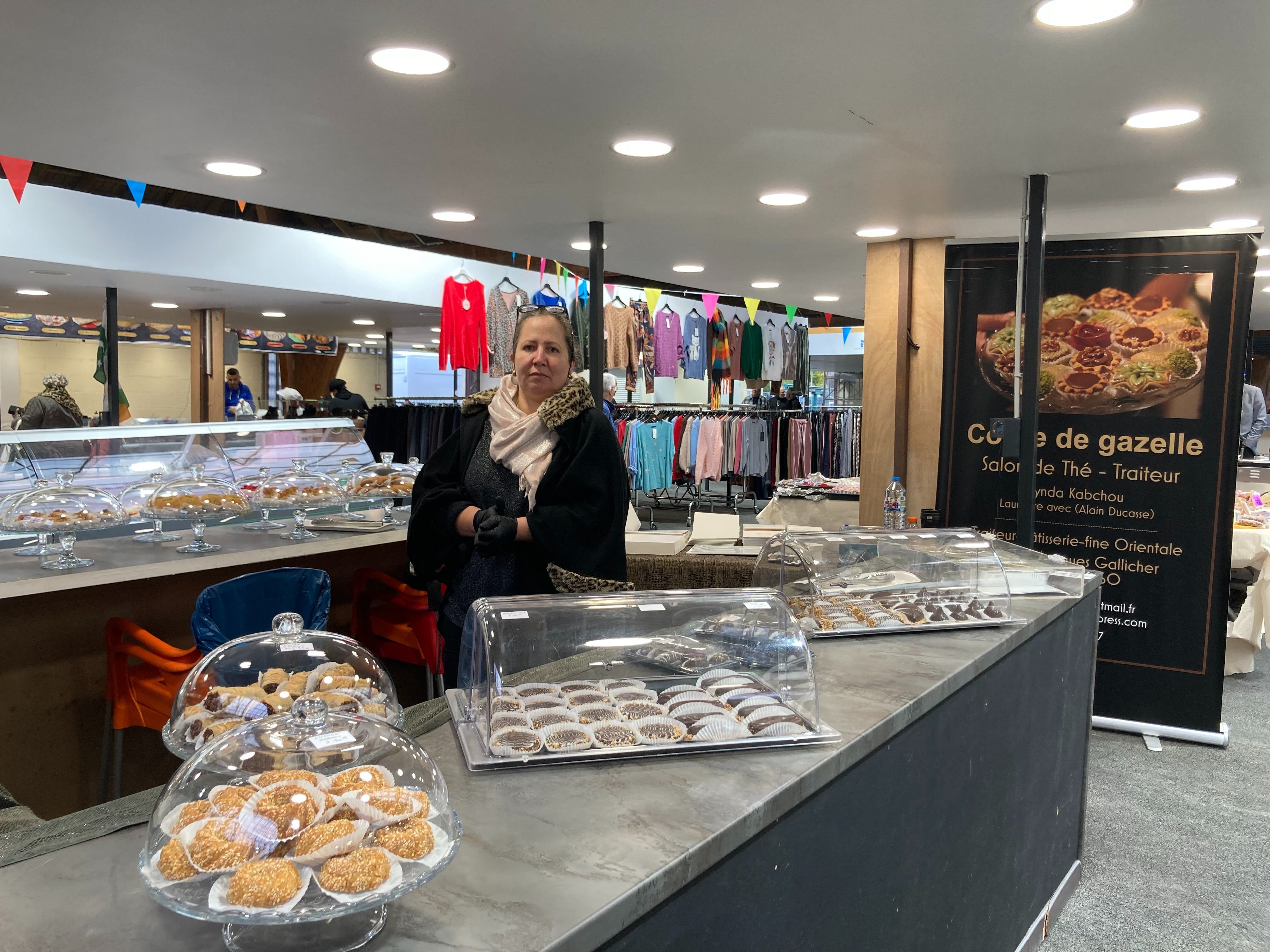 Sarcelles (Val-d'Oise), ce samedi. Lynda, cheffe pâtissière du salon de thé Corne de Gazelle fait partie des nouveaux commerçants du marché de la halle du Village. LP/Anne Collin