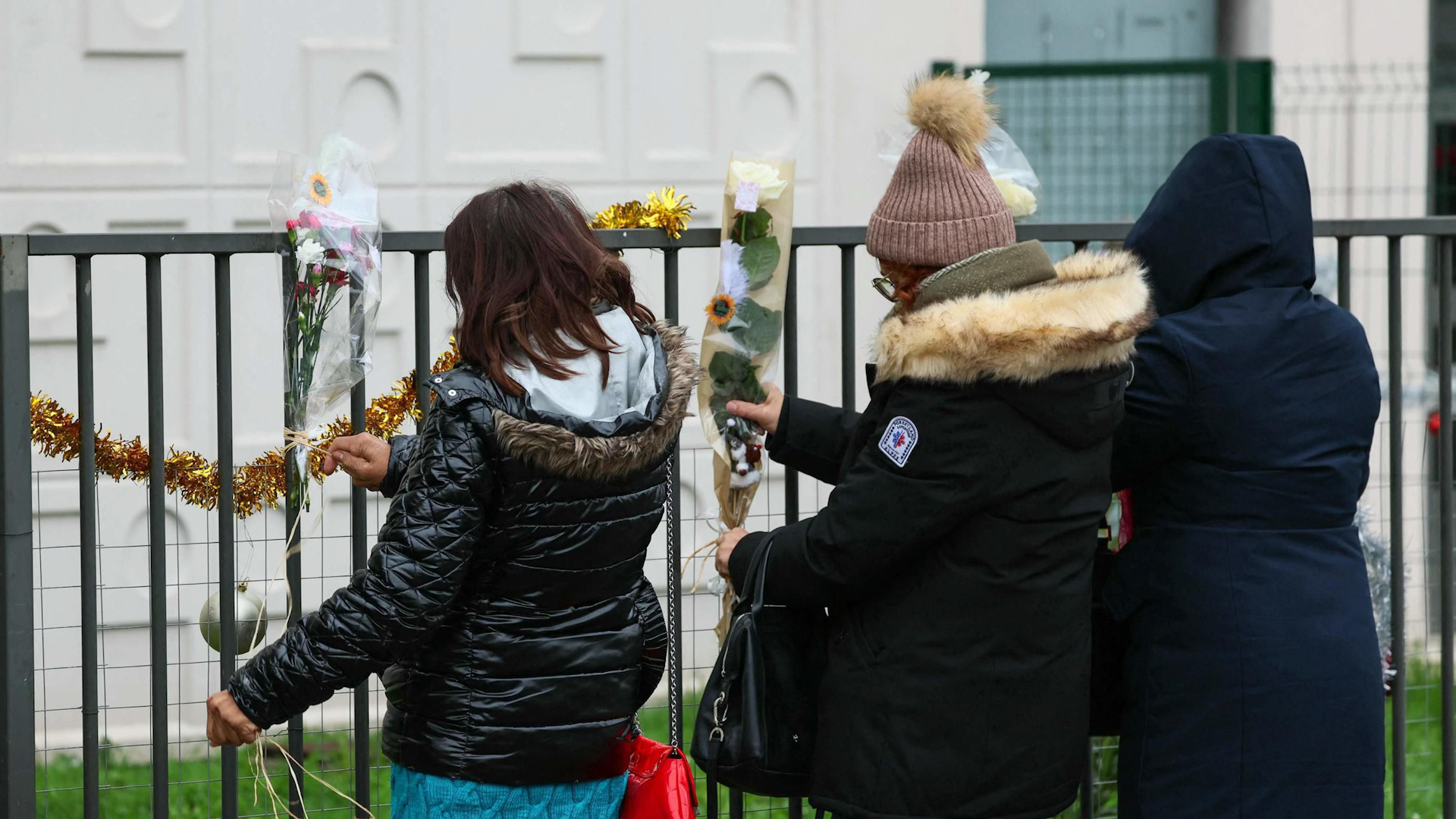 Meaux (Seine-et-Marne), 26 décembre 2023. Des habitants déposent des fleurs sous les fenêtres de l'appartement où les corps d'une femme et de ses quatre enfants ont été découverts