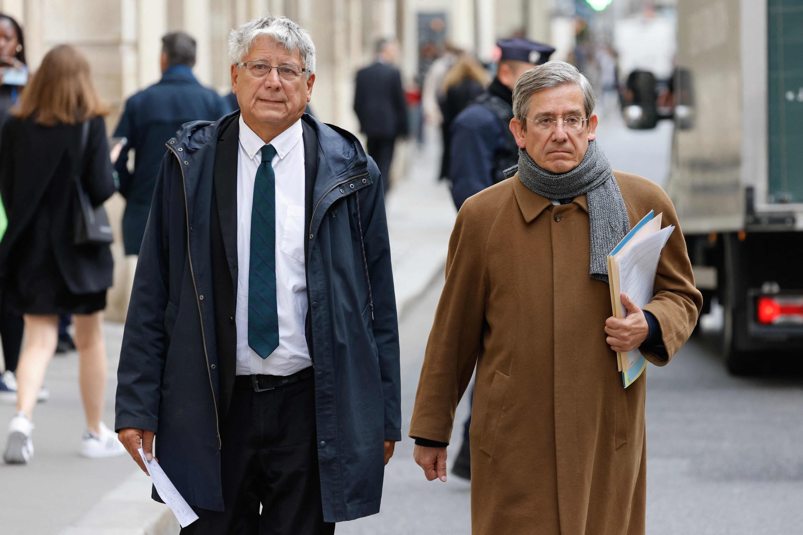 Le député insoumis Éric Coquerel (gauche) aux côtés du député Liot Charles de Courson (droite), le 17 septembre, à Paris. AFP/Ludovic Marin