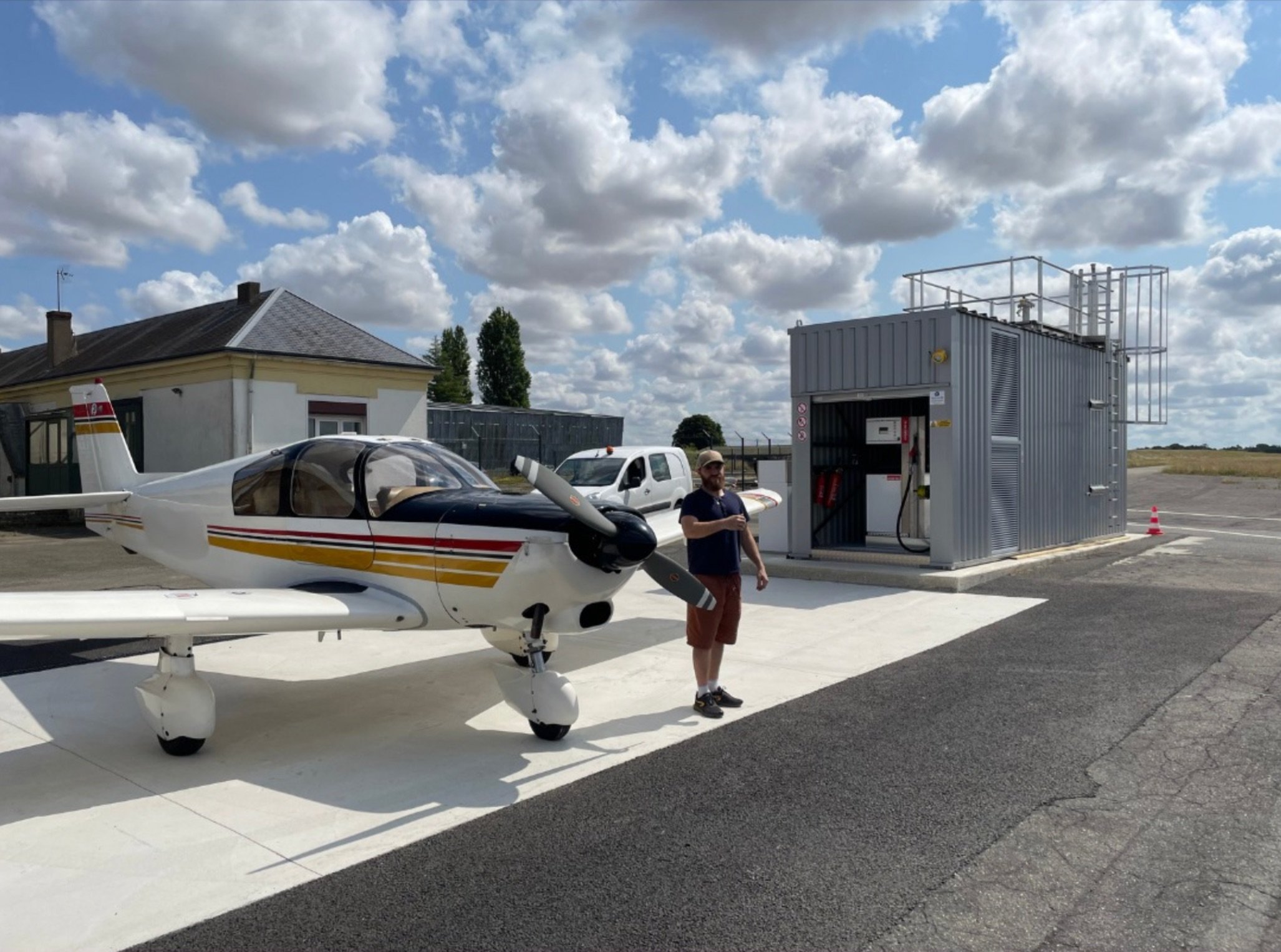 Les aviateurs peuvent désormais faire le plein de leur avion grâce à la station essence en libre service à l'aérodrome de Châteaudun. ©Grand Châteaudun