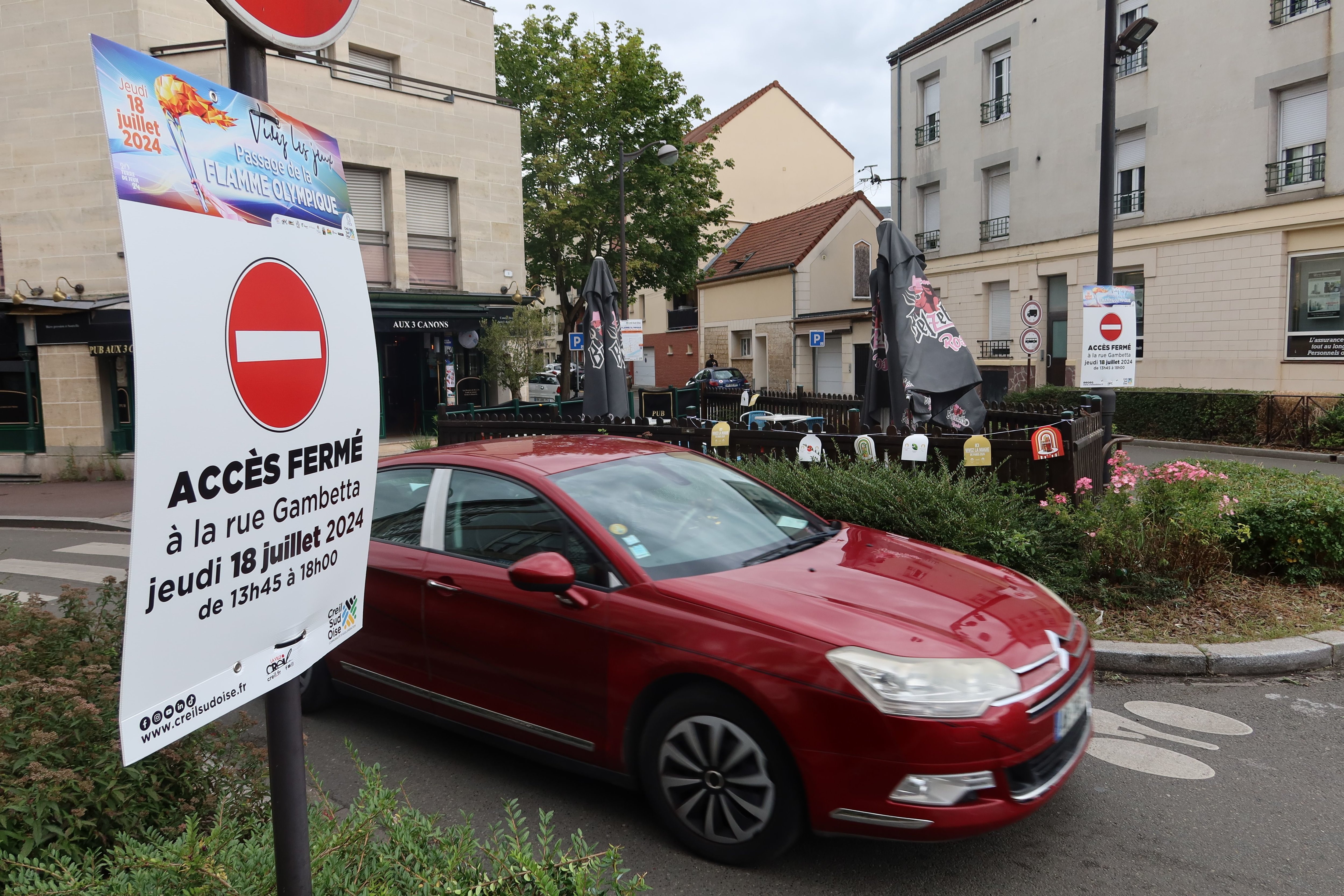 Creil, mardi 16 juillet. Des panneaux ont été installés dans le centre-ville de Creil dès mardi, pour prévenir les automobilistes des perturbations qui vont accompagner le passage de la flamme. LP/Arthur Guillamo