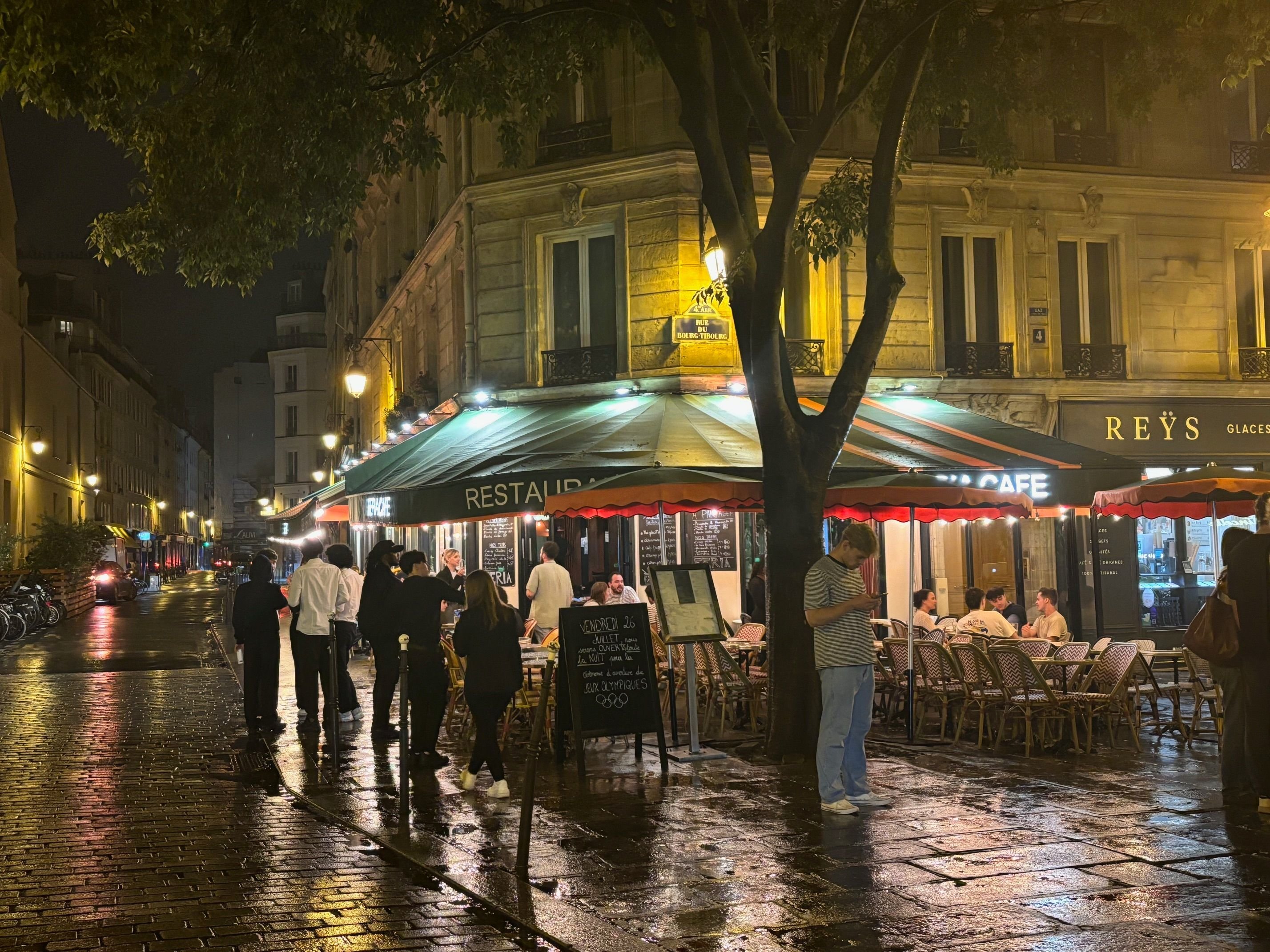 Dans le Marais (Paris IVe), si certains bars avaient prévu de rester ouverts toute la nuit après la cérémonie d'ouverture des Jeux, les terrasses des bars restaient vides. LP/Cécilia Leriche