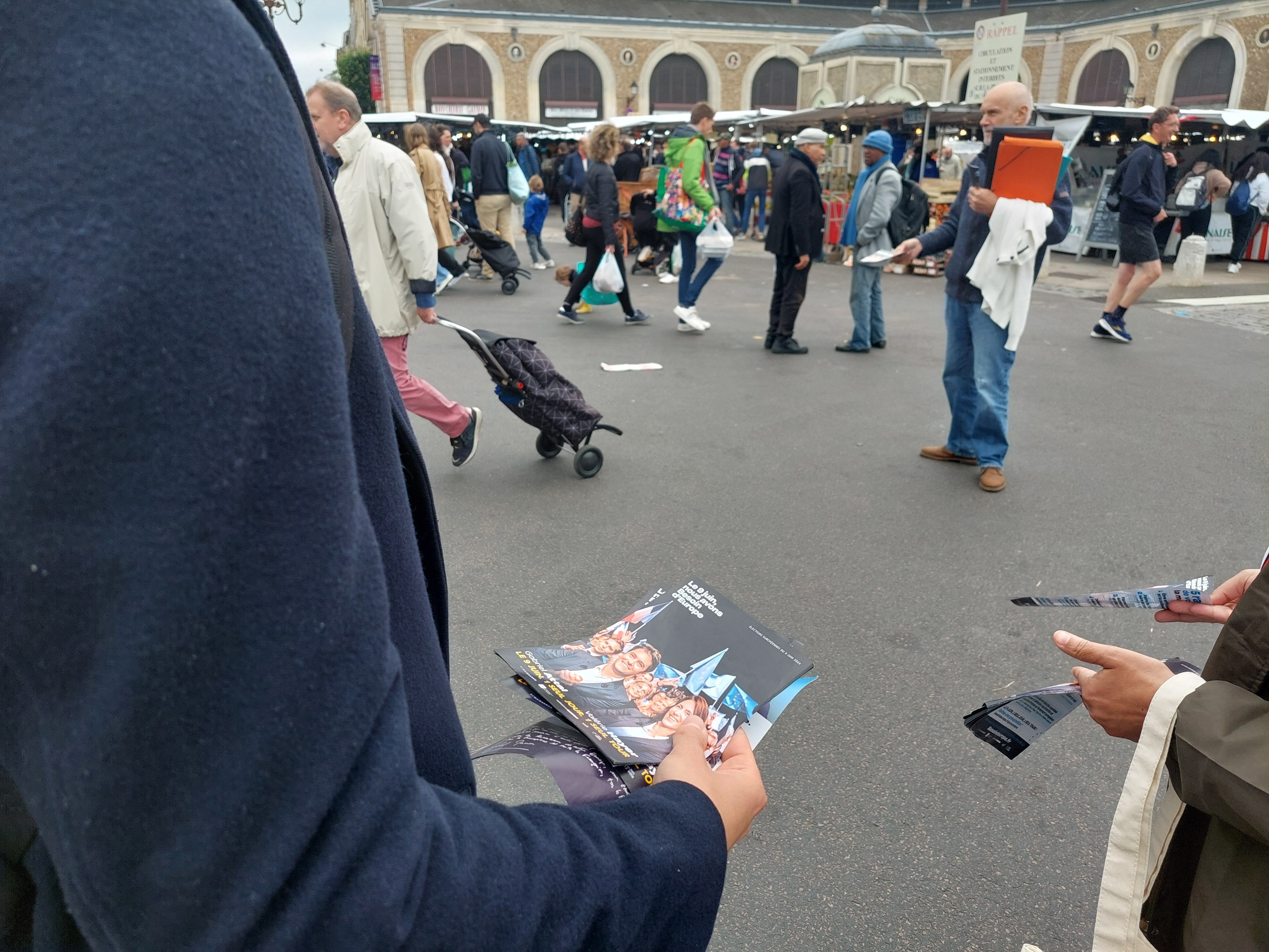 Versailles, dimanche matin. A une semaine des élections européennes, les supporters d'Emmanuel Macron tentent de grapiller quelques électeurs. LP/Mehdi Gherdane