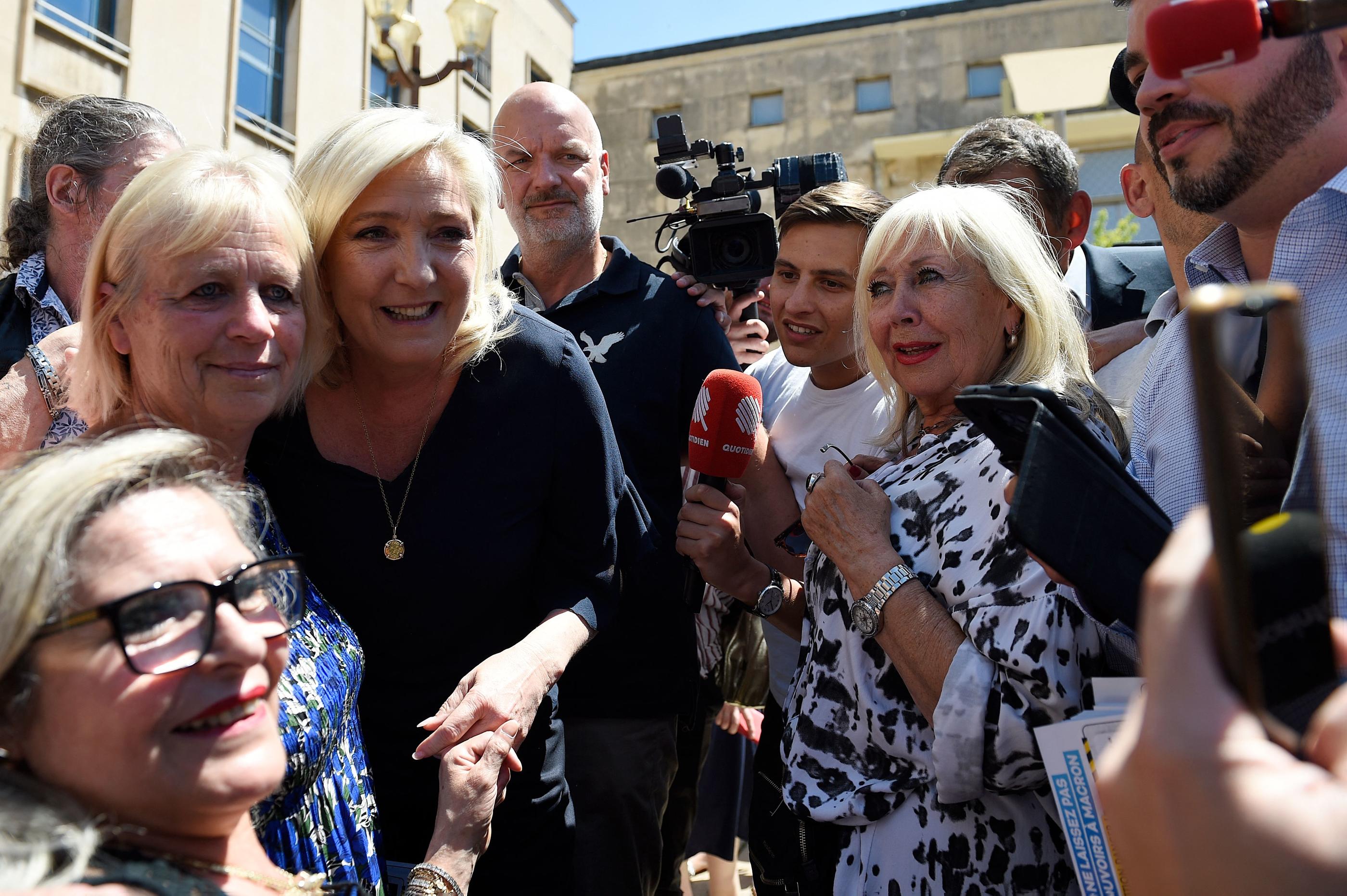 Jeudi en Moselle, où elle est venue soutenir Laurent Jacobelli, Marine Le Pen s'est prêtée à de nombreux selfies. AFP/Jean-Christophe Verhaegen