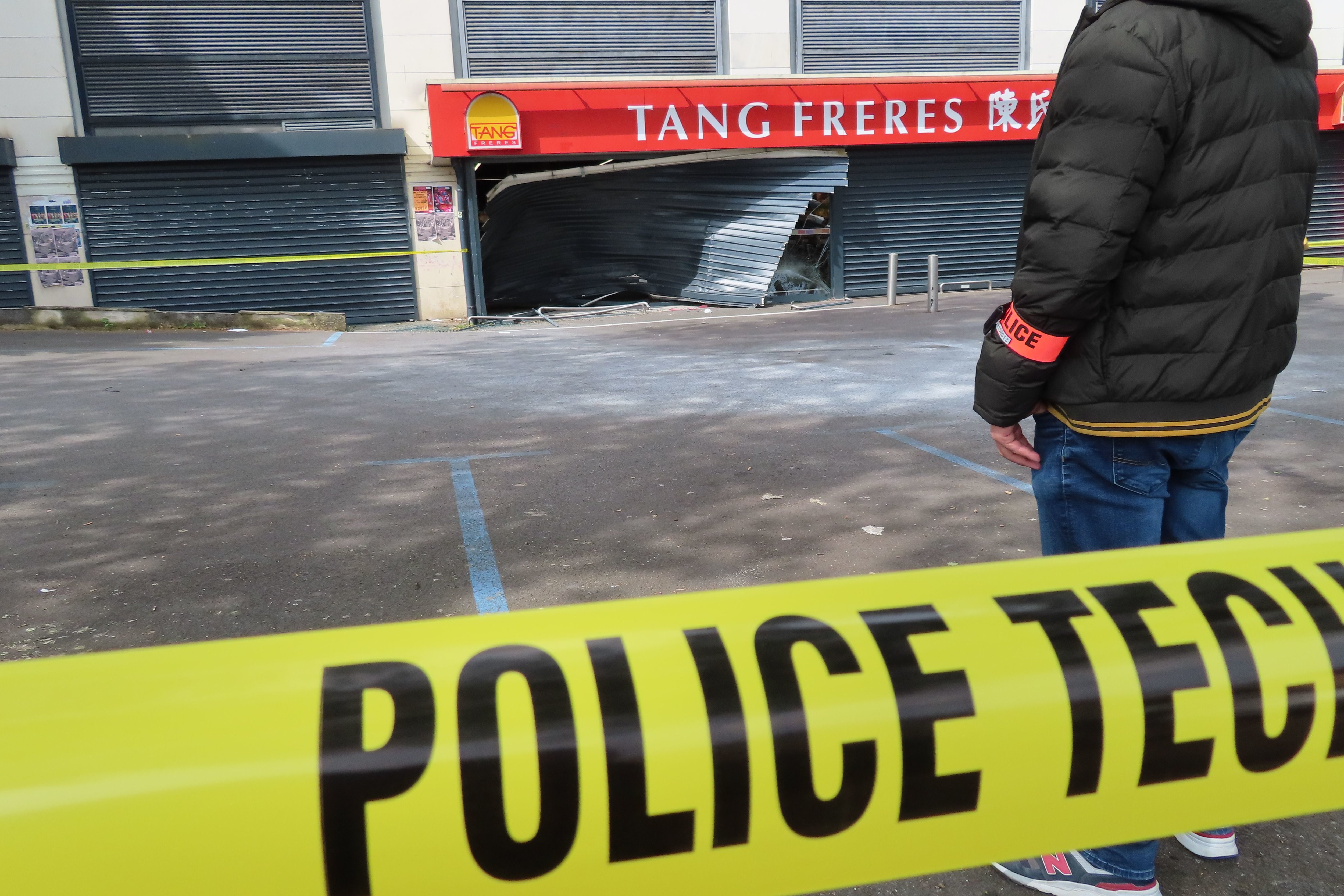 Lognes, vendredi 26 avril 2024. Le magasin Tang Frères a été la cible d'une attaque à la voiture-bélier dans la nuit de jeudi à vendredi. LP/Guénaèle Calant