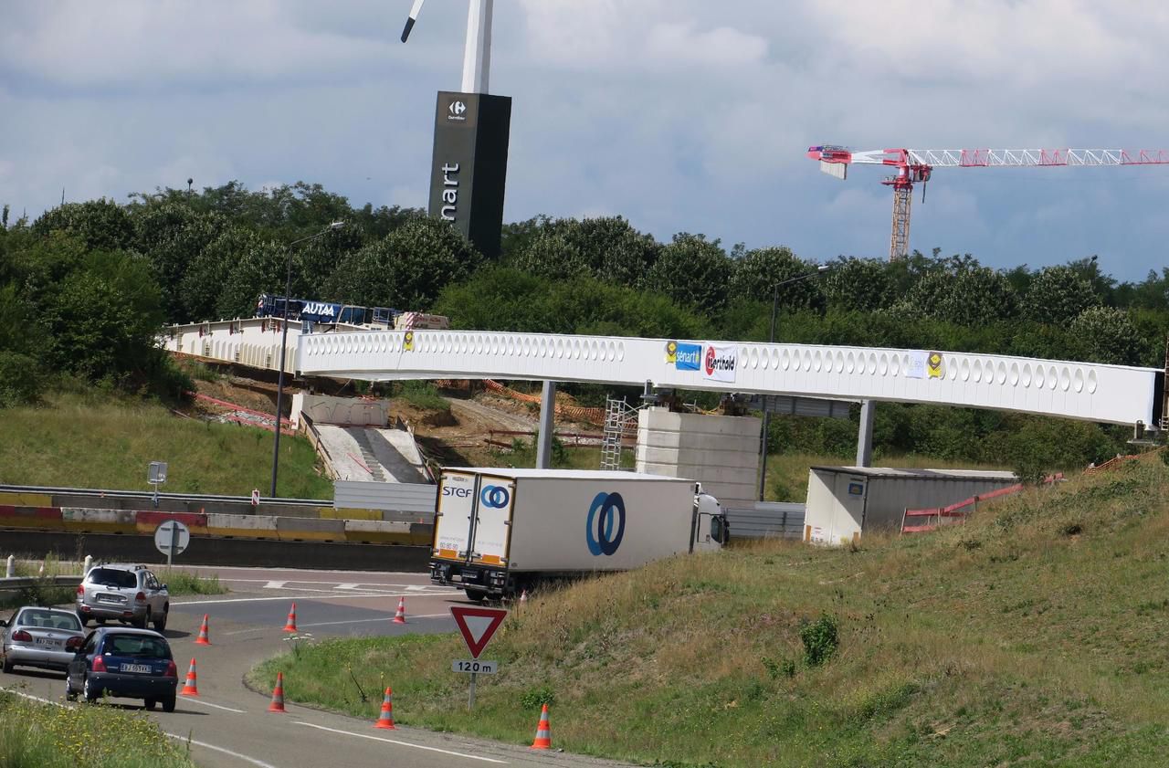 <b></b> Lieusaint, ce jeudi. La passerelle traverse en totalité l’A5a depuis ce jeudi matin.