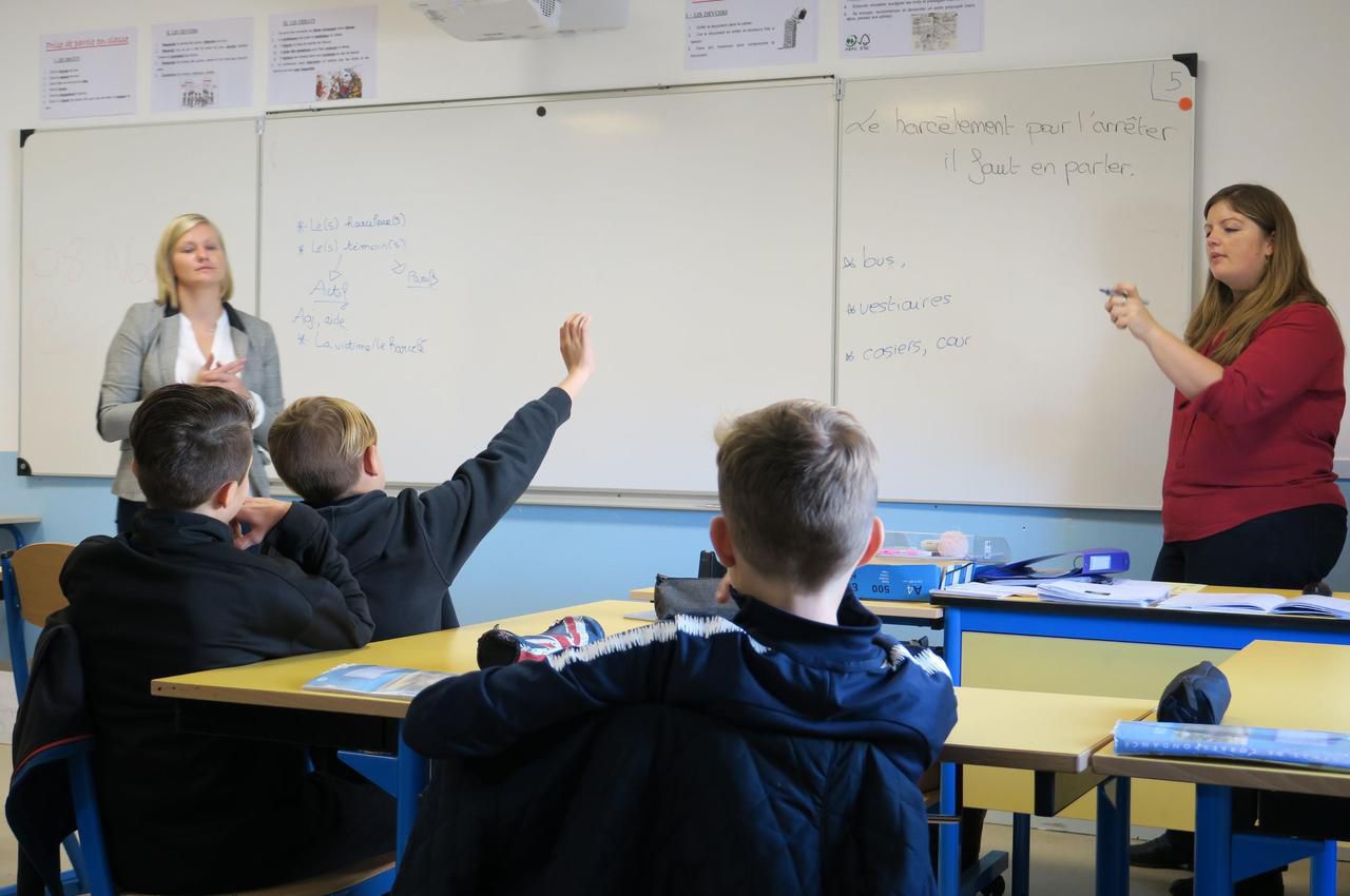 <b></b> Nandy, jeudi 8 novembre. Justine, la CPE (à g.), et Gwenn, professeur de français, ont expliqué à ces élèves de 6<sup>e</sup> en quoi consistait le harcèlement scolaire et comment lutter contre.