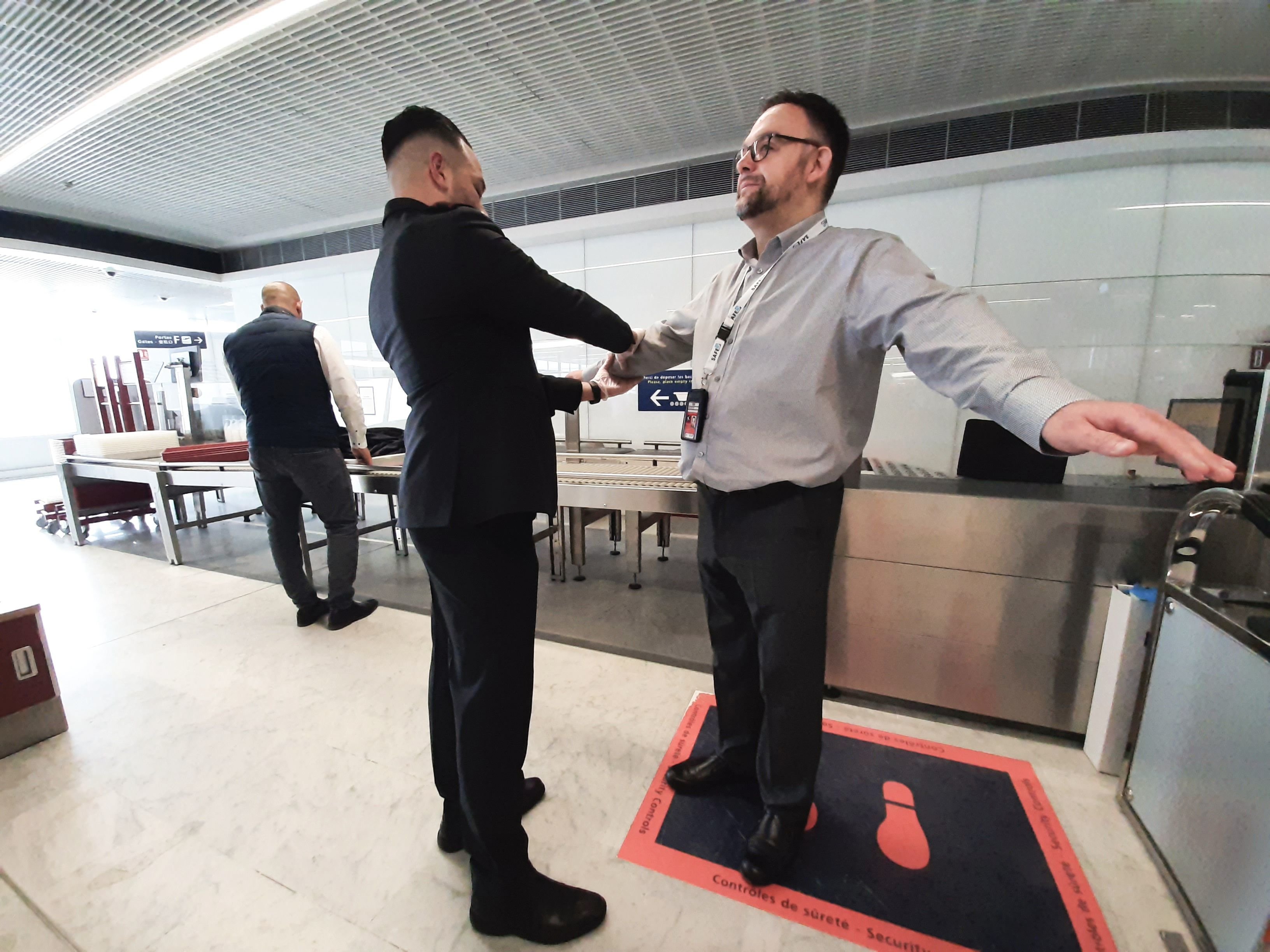 Aéroport d'Orly, le 1er février 2023. Ibrahim, agent de sûreté aéroportuaire, effectue une palpation au point inspection filtrage (PIF) des passagers. LP/Marine Legrand