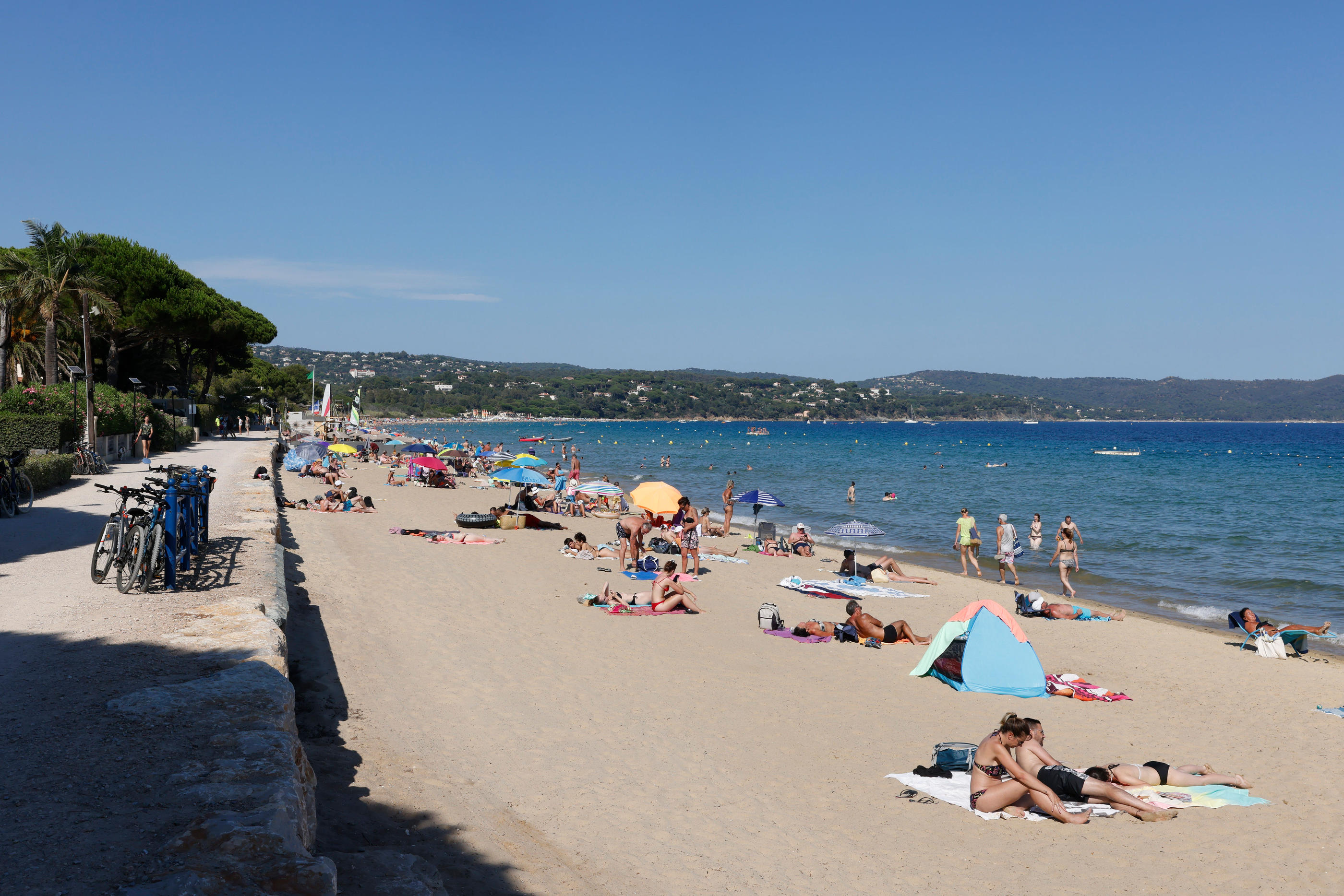 Alors que les températures battent des records cet été, les vacanciers profitent de la plage, comme ici, à Cavalaire-sur-Mer (Var), le 11 juillet. LP/ Olivier Corsan