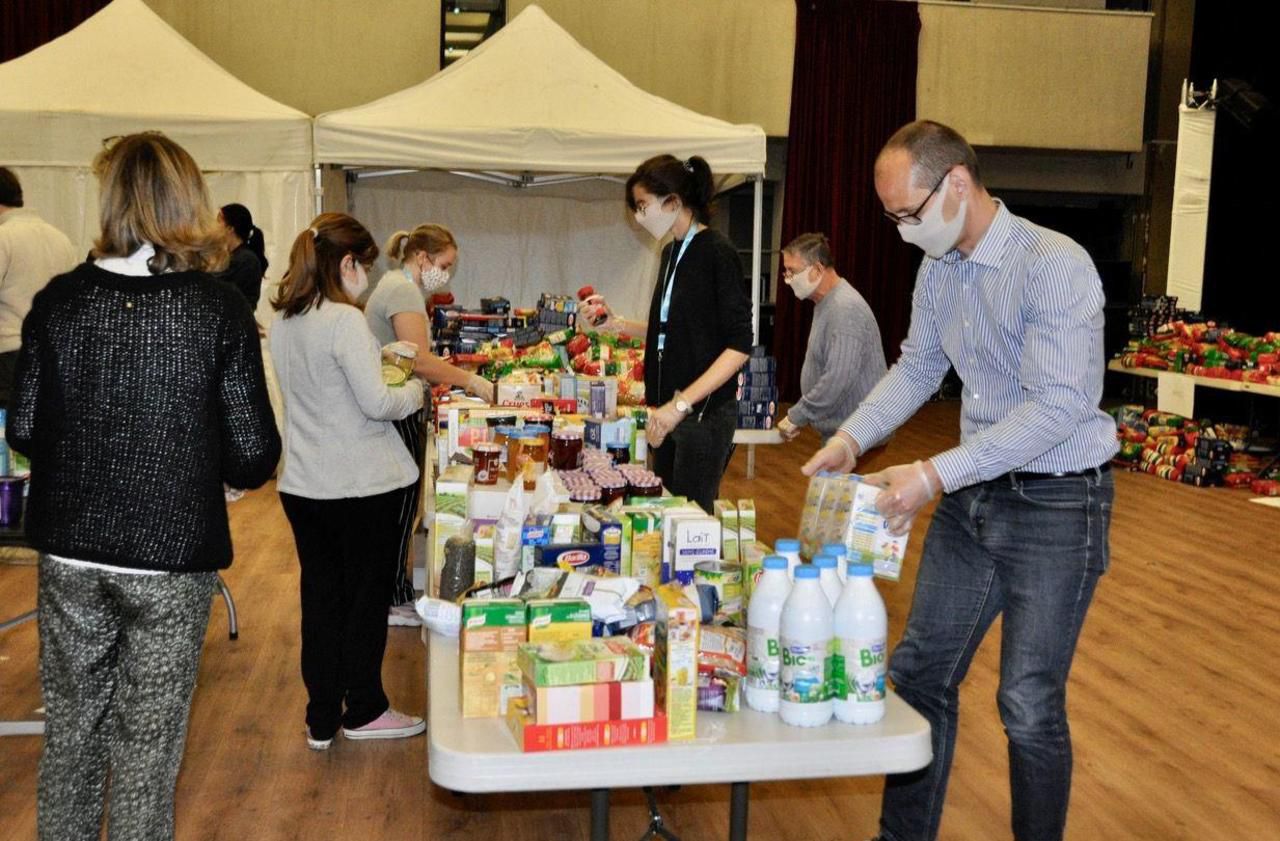 <b></b> Asnières, le 15 avril. A l’initiative de la ville, les principales associations et entreprises de la ville ont distribué de la nourriture et des produits d’hygiène à une centaine de familles en grande précarité.