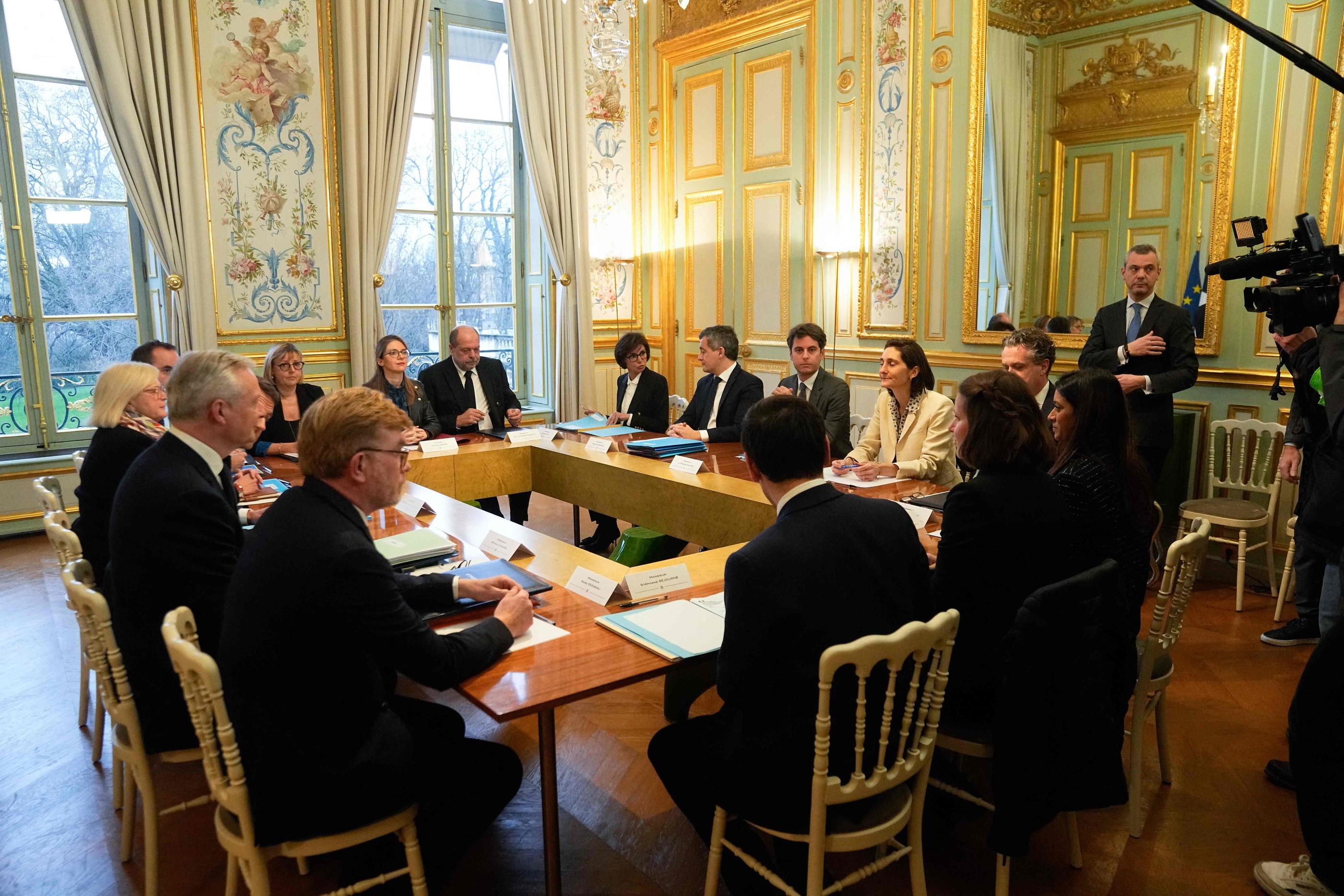 Le premier Conseil des ministres du gouvernement Attal s'est exceptionnellement tenu vendredi dans le salon vert de l’Élysée, comme pour insister sur l’idée d’un gouvernement resserré autour du couple exécutif. AFP/pool/Michel Euler