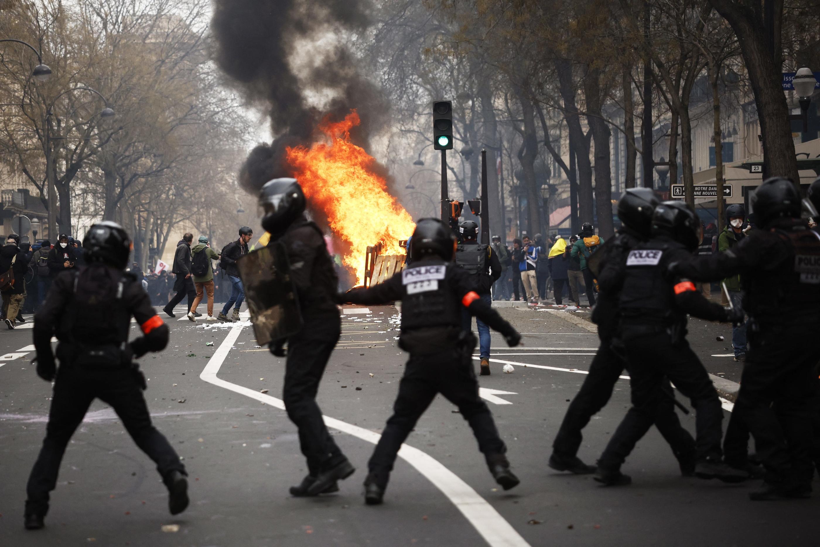 A Paris, les forces de l'ordre ont affronté plusieurs centaines de manifestants radicaux en marge de la manifestation contre la réforme des retraites, jeudi 23 mars. EPA/MAXPPP/Yoan Valat