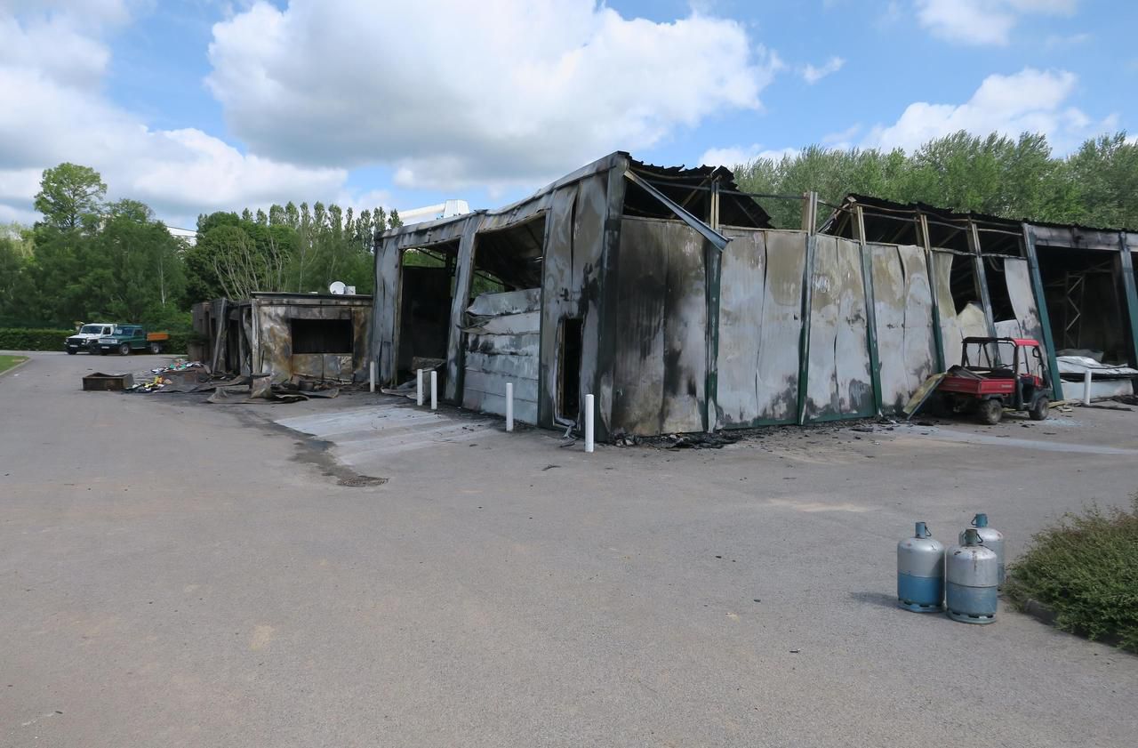 <b></b> Berneuil-sur-Aisne, ce samedi matin. Les locaux de l’entreprise paysagiste LW Paysages sont partis en fumée dans la nuit de vendredi à samedi.