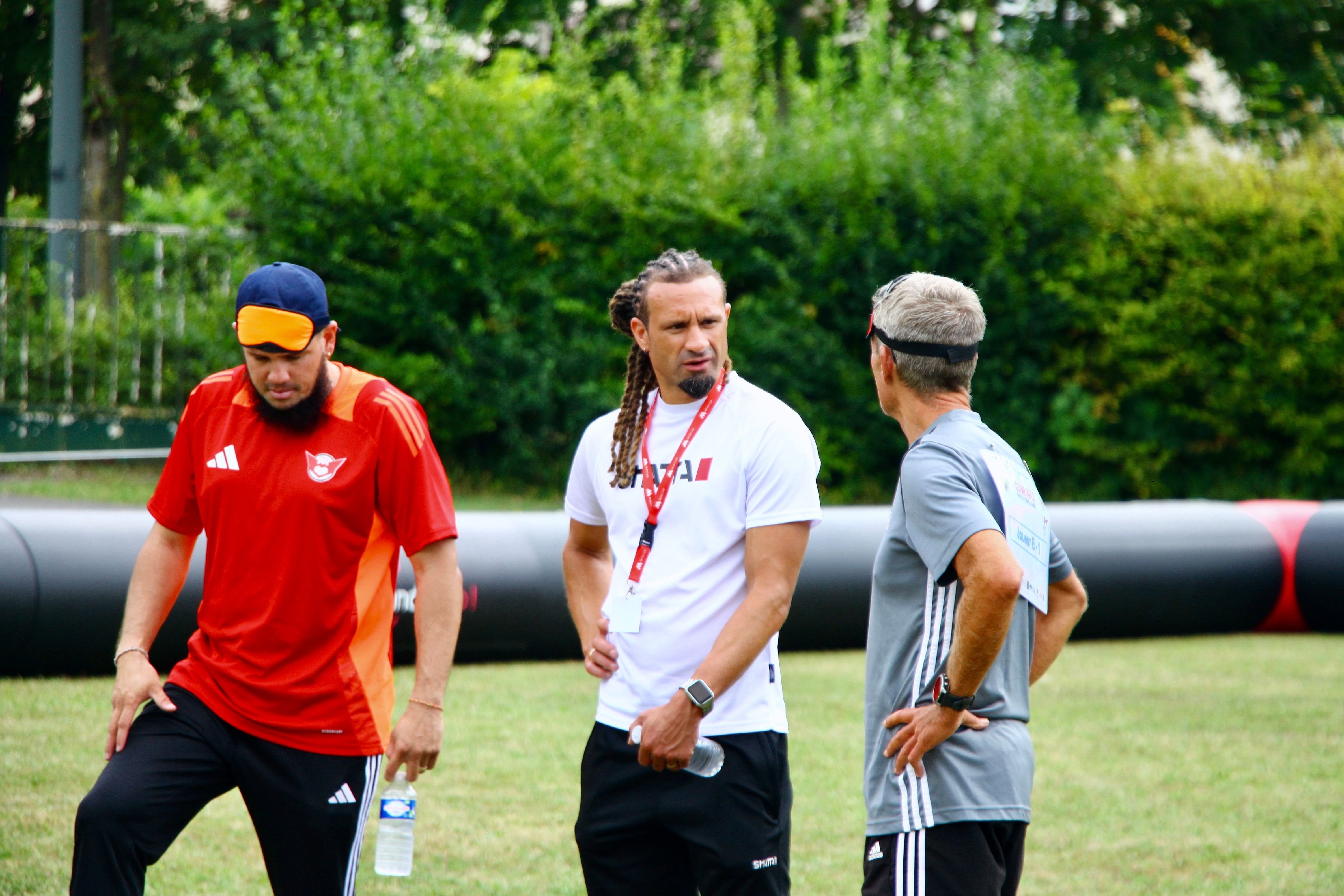 Ancien joueur du Stade de Reims, Mickaël Tacalfred (au centre) s’est essayé au cécifoot lors des olympiades de l’institut Michel-Fandre.LP/Simon Ksiazenicki