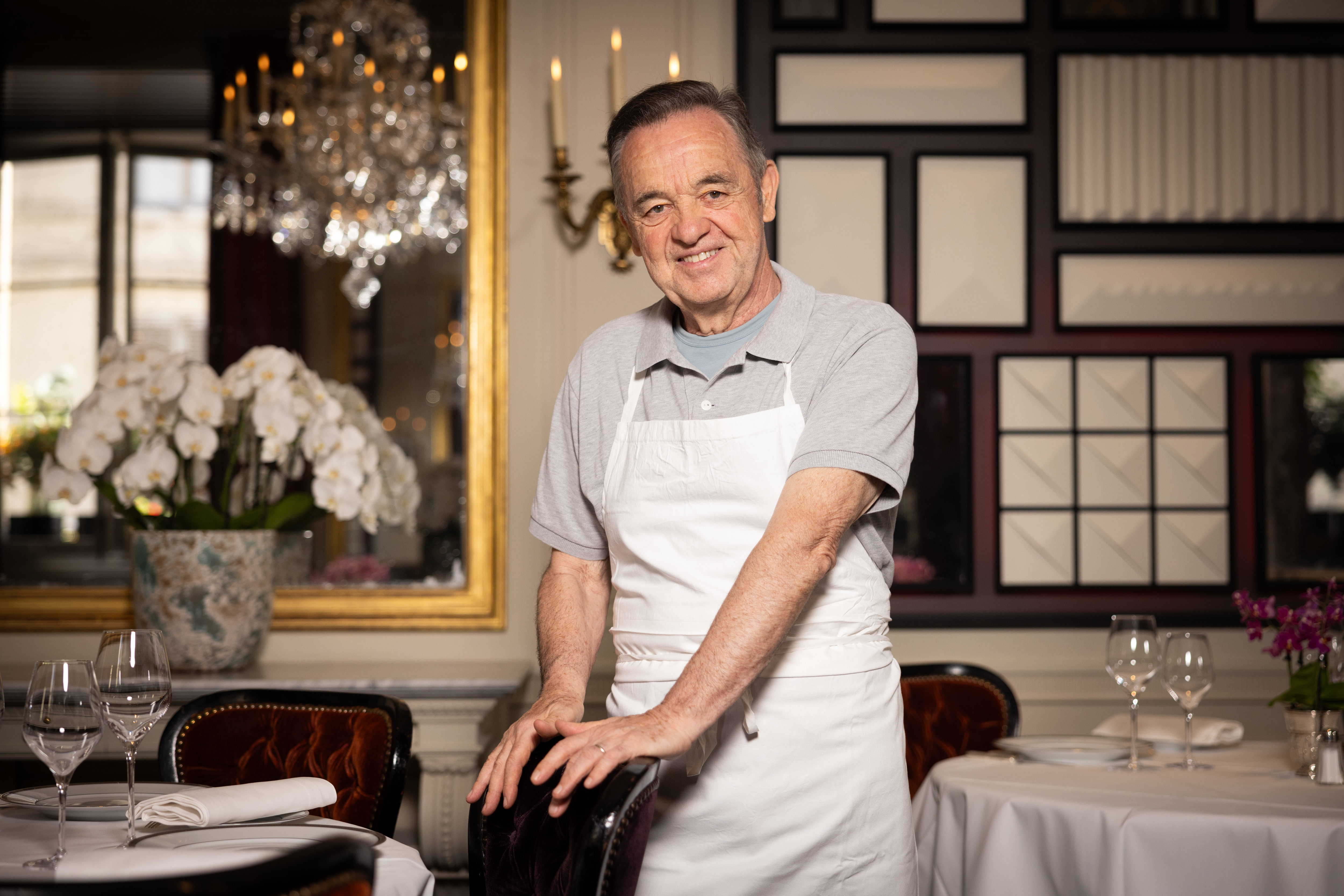 Restaurant L'Ambroisie, place des Vosges (Paris IVe). Parmi les spécialités de Bernaud Pacaud, les escalopines de bar fondantes à l’émincé d’artichaut au caviar, le feuilleté de langoustines ou le gâteau aérien au chocolat. LP/Arnaud Journois