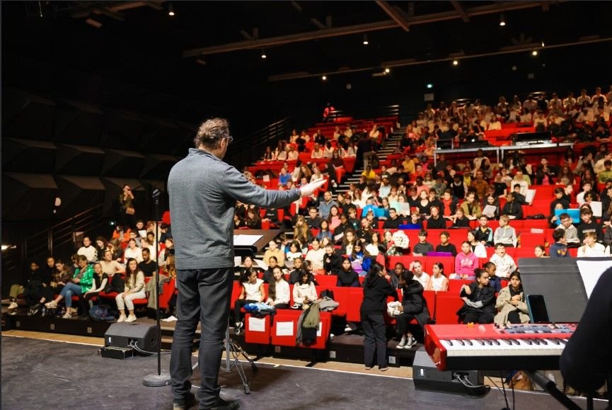 Cergy (Val-d'Oise), en mars 2023. 450 collégiens du département étaient réunis dès l'année dernière pour s’approprier la composition.  CDVO/Eylbe photographie