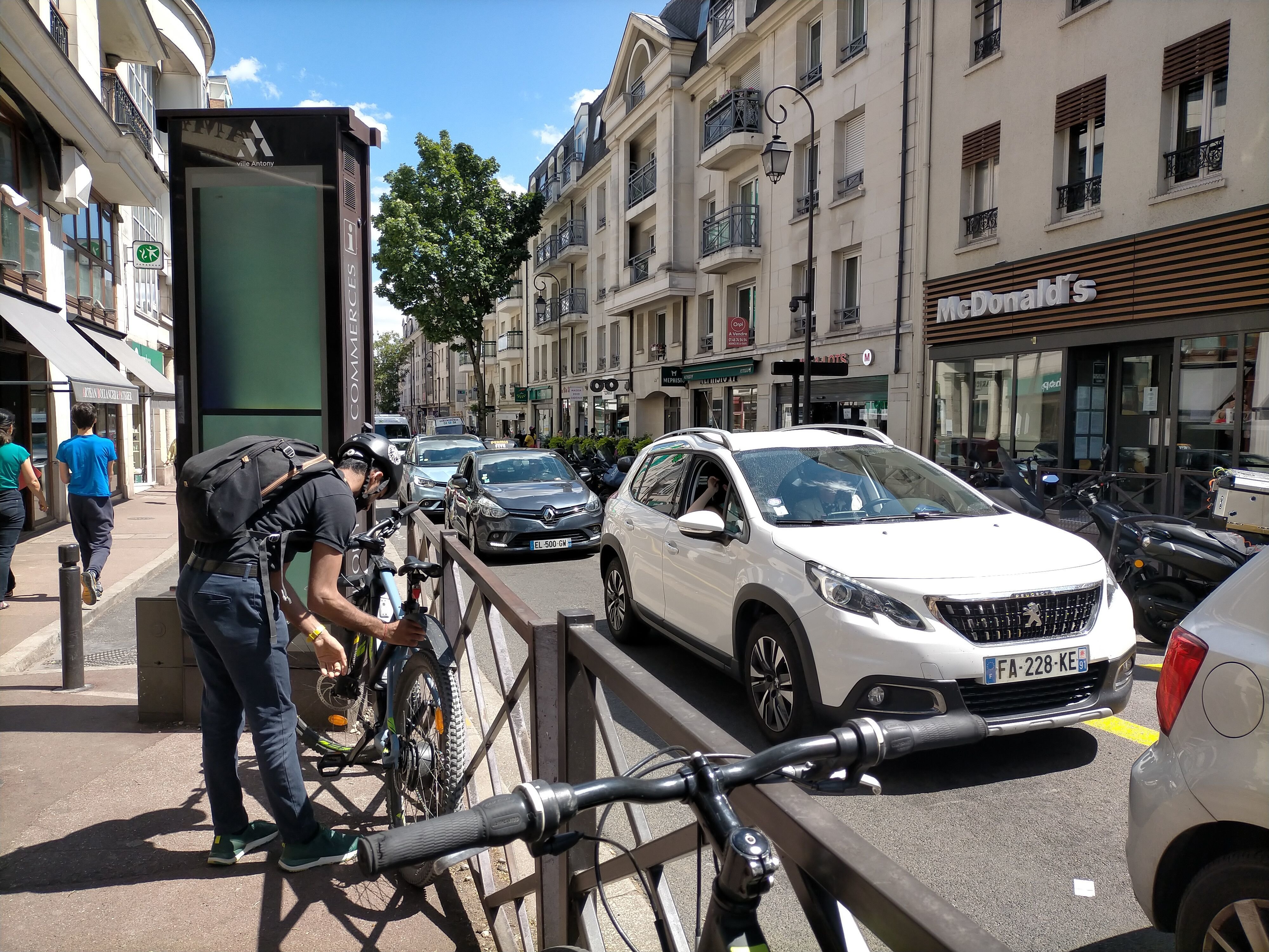 Antony, juin 2022. Après le déconfinement, la ville d'Antony a installé plusieurs pistes cyclables, comme celle de la rue Auguste-Mounié.