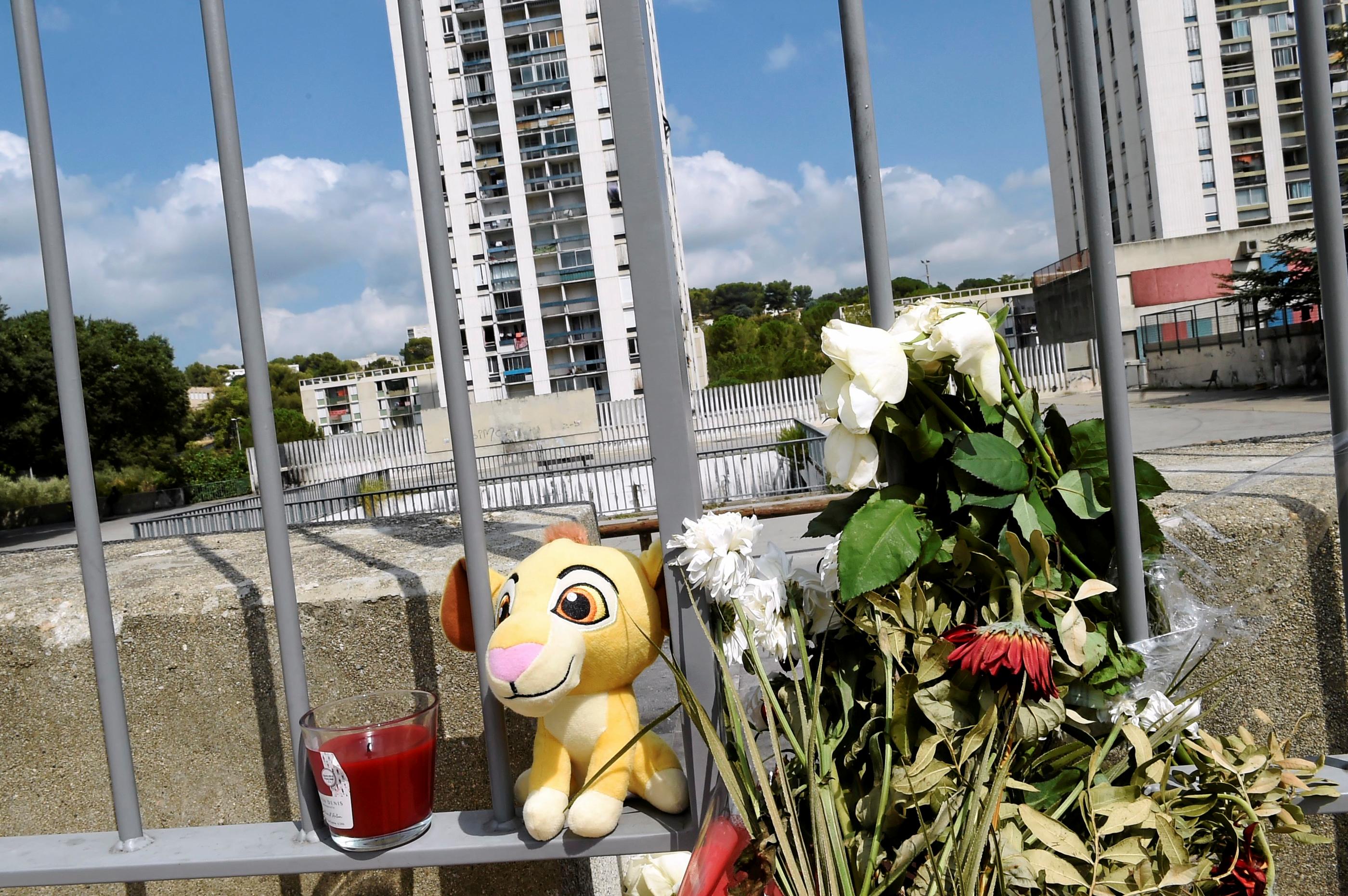 A Nîmes, le 25 août, des fleurs et objets déposés à la mémoire du petit Fayed, un enfant mort par balles à la Cité Pissevin. PHOTOPQR/Le Midi Libre/Sylvie Cambon