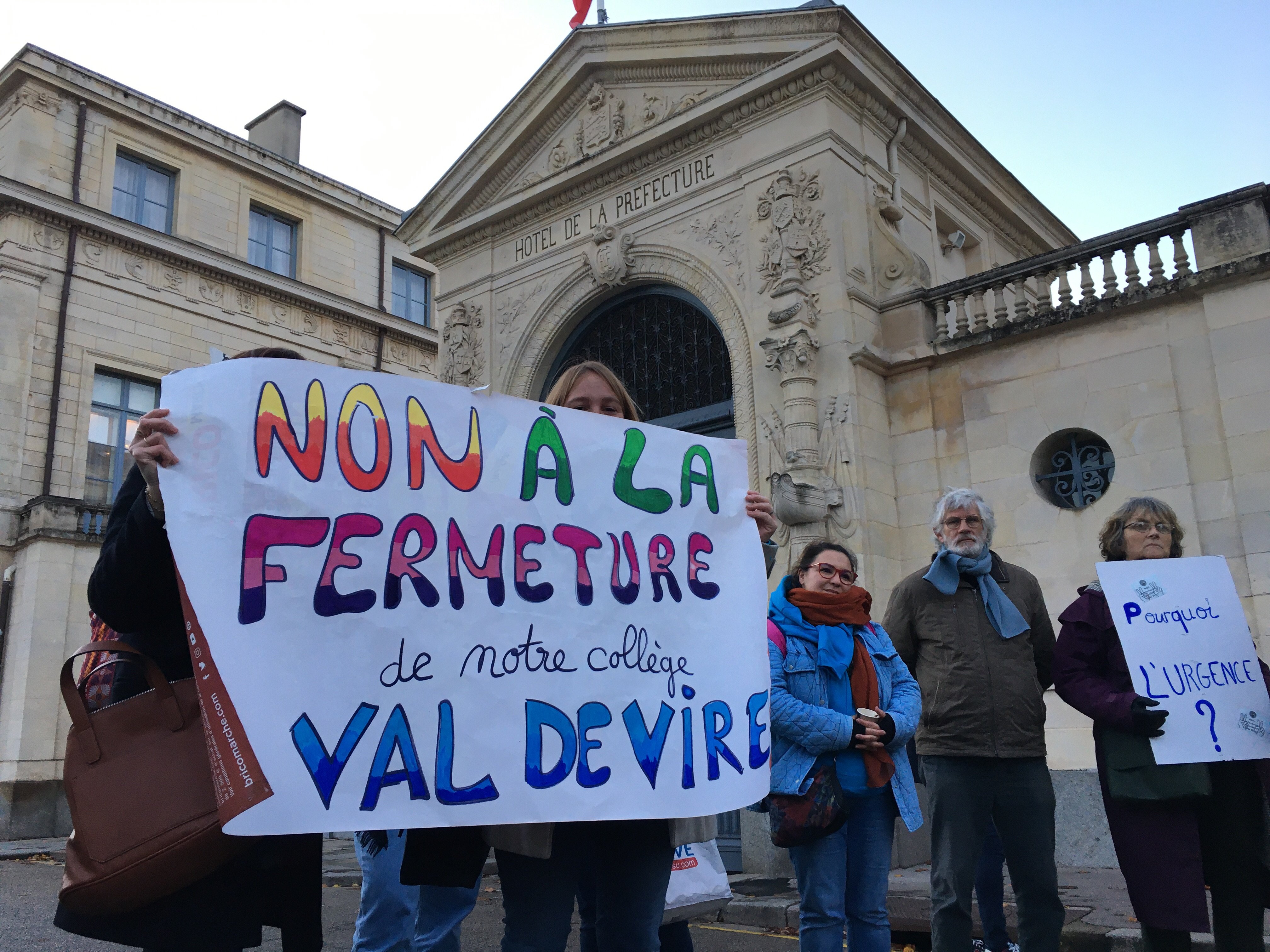 Mobilisation d’enseignants et de parents d’élèves opposés à la fermeture du collège du Val du Vire devant la préfecture du Calvados. LP/Esteban Pinel