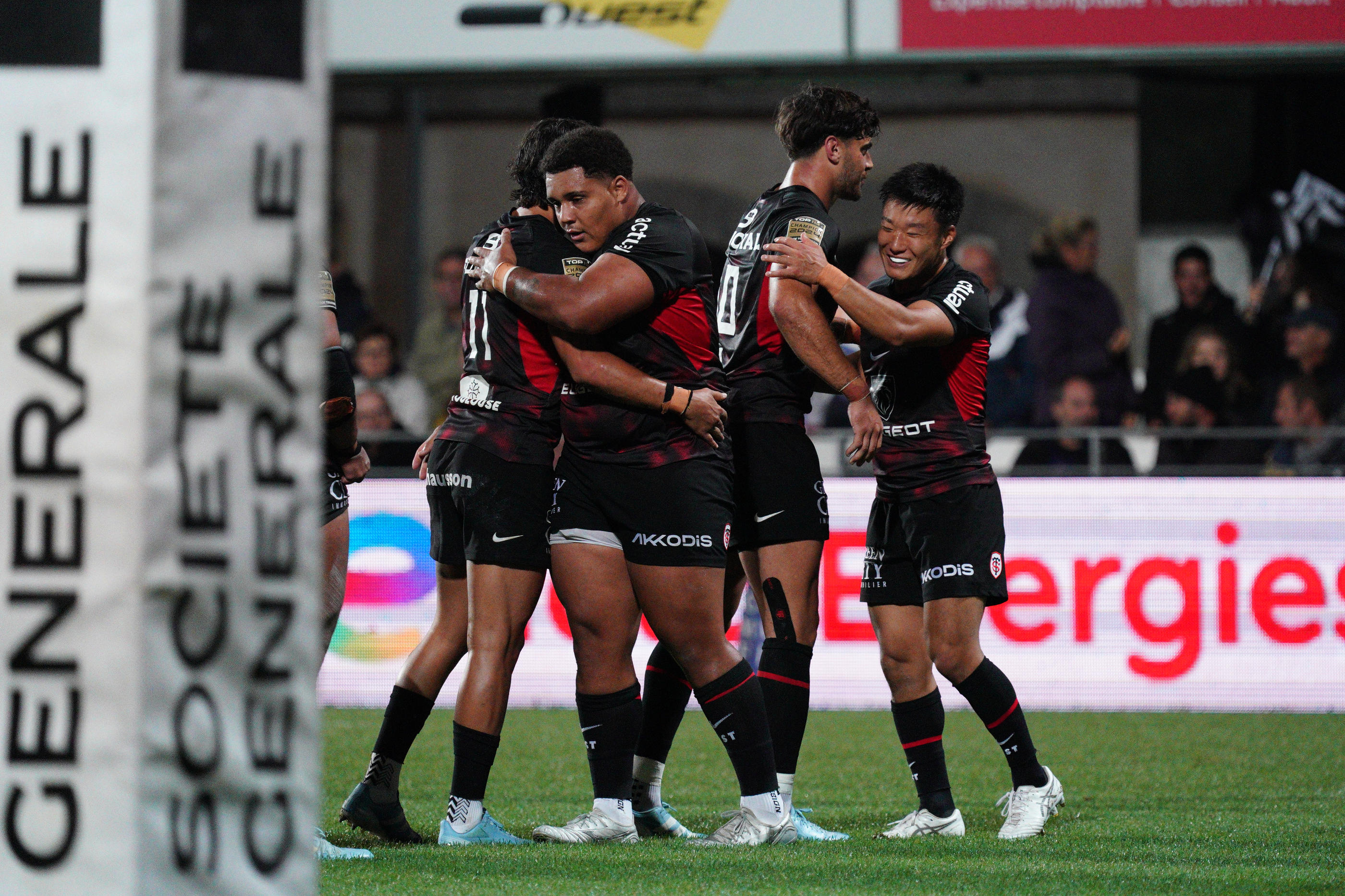 Les joueurs du Stade Toulousain célèbrent leur victoire contre le RC Vannes, le 8 septembre 2024. Icon Sport