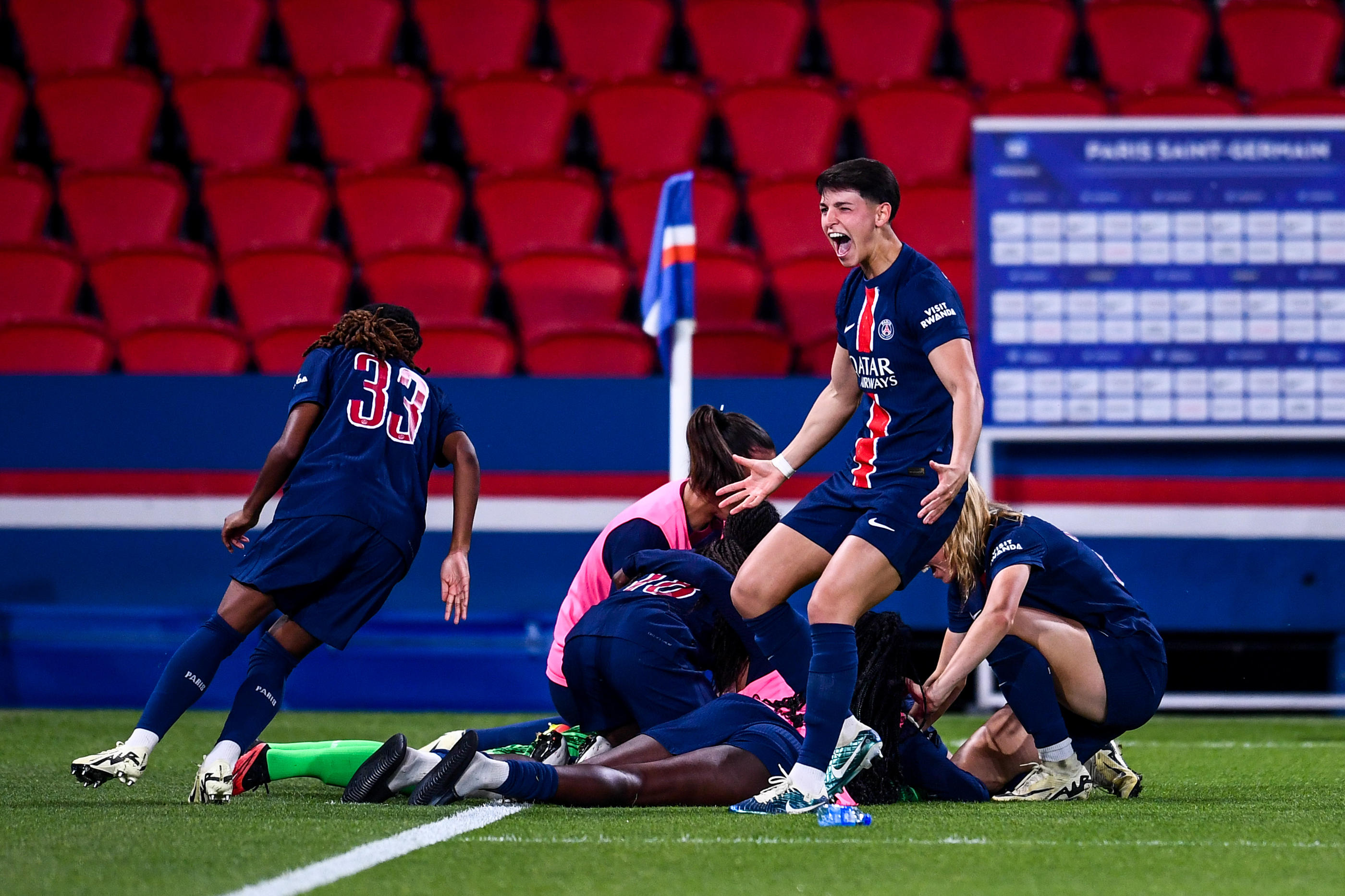 Les joueuses du PSG ont fait exploser leur joie après leur victoire aux tirs au but contre les voisines du Paris FC.(Photo by Philippe Lecoeur/FEP/Icon Sport)
