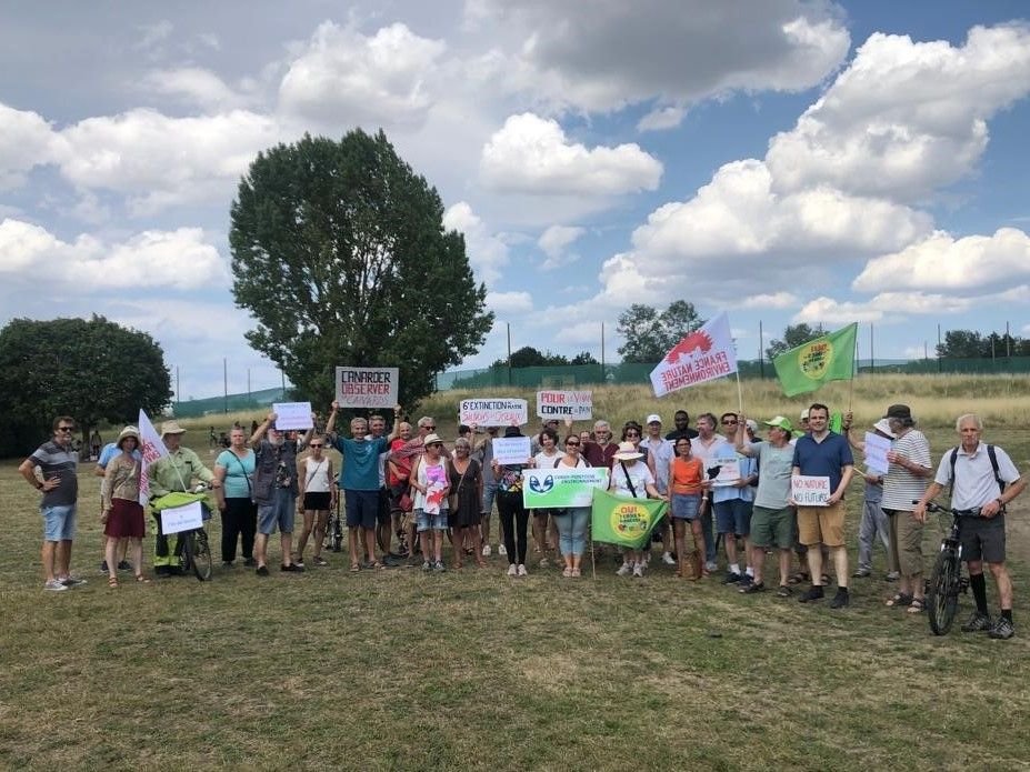 La manifestation contre le site de paintball sur l'île de loisirs de Cergy-Pontoise (Val-d'Oise) a rassemblé plusieurs dizaines d'opposants, samedi 8 juillet. DR