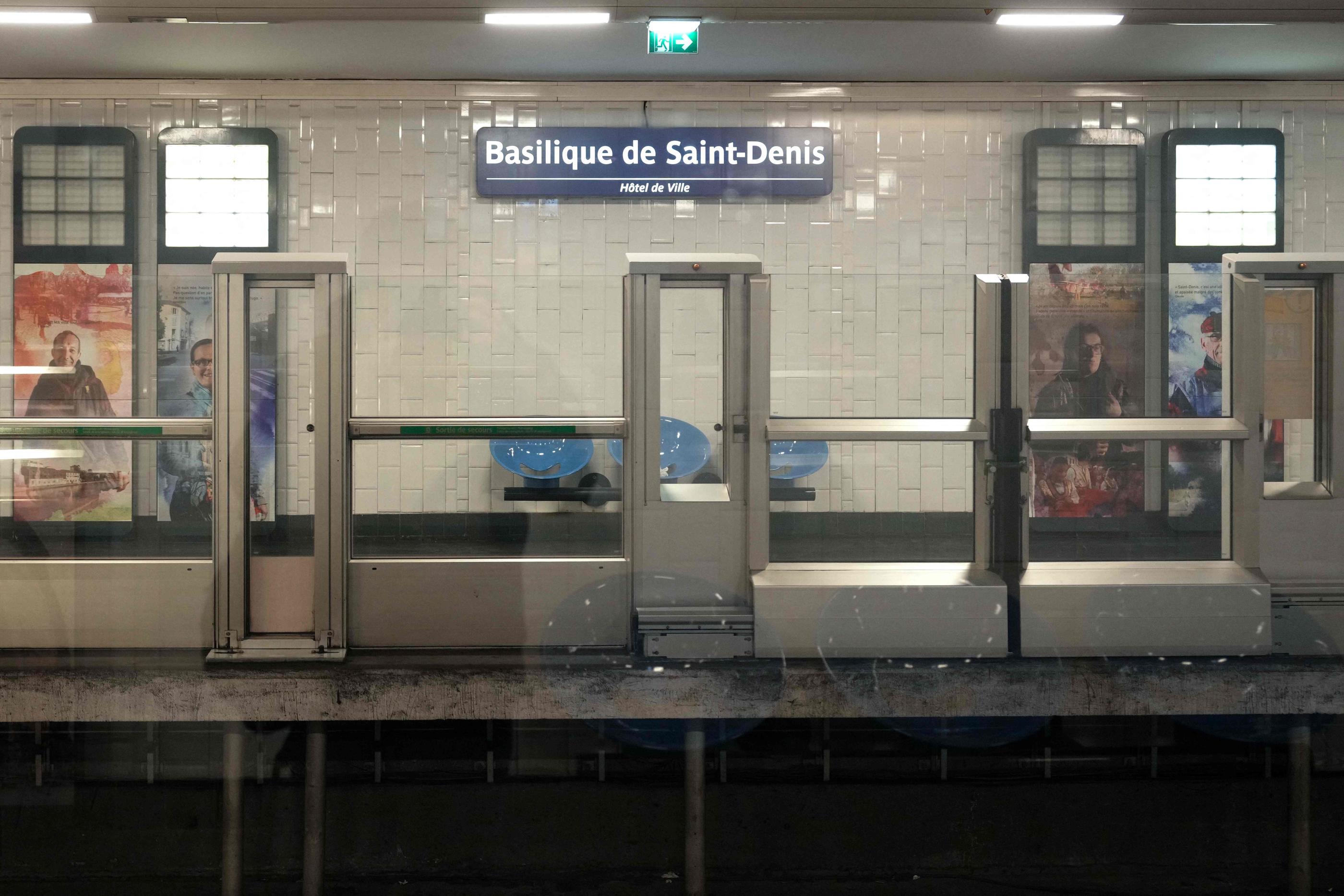 Mercredi, vers 19h45, Sedan, un adolescent de 14 ans a été poignardé à mort sur le quai de la ligne 13 à la station de métro Basilique de Saint-Denis. Dimitar DILKOFF / AFP