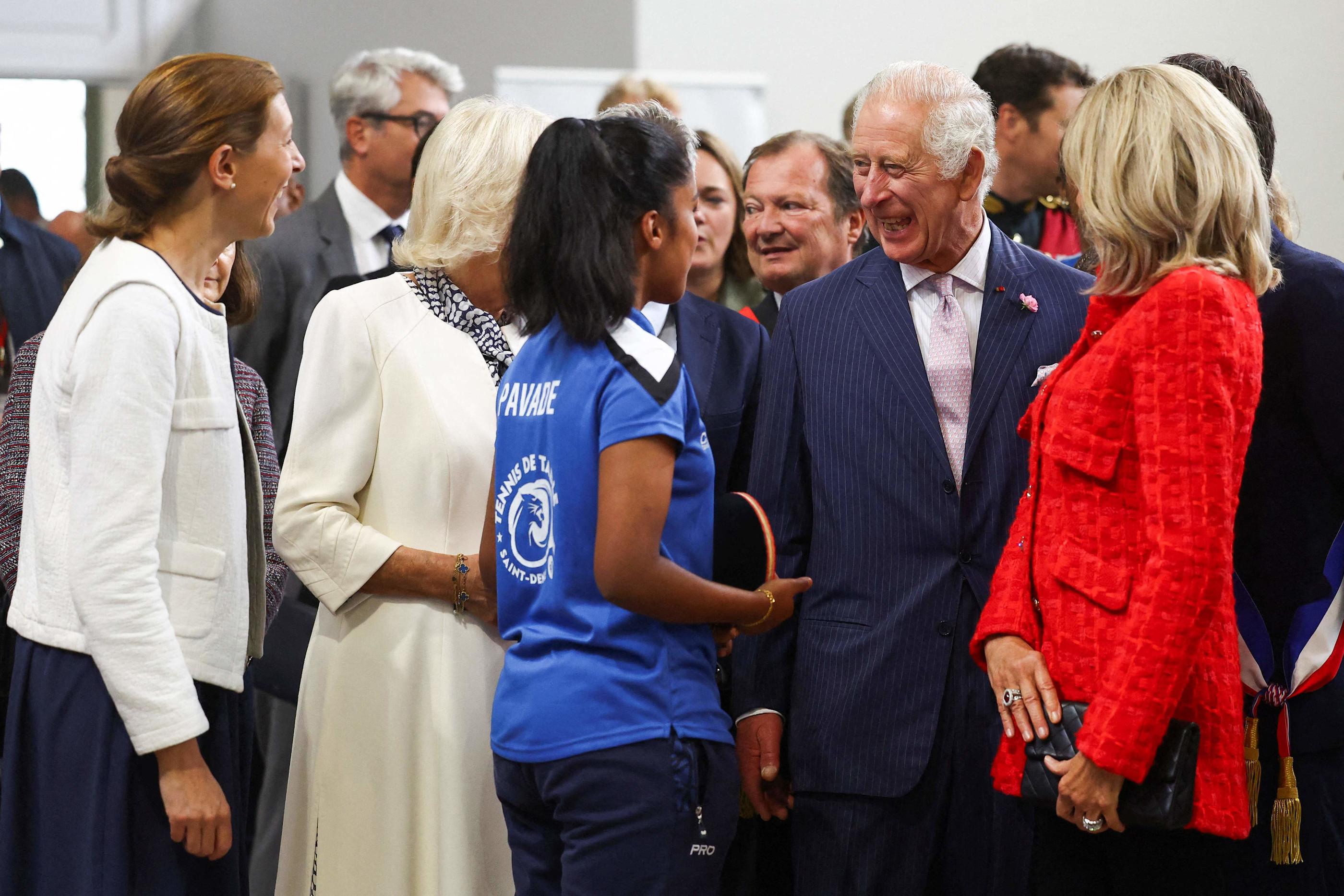 Prithika Pavade en plein échange avec le roi Charles III, sa femme la reine Camilla et Brigitte Macron. Photo HANNAH MCKAY / POOL / AFP