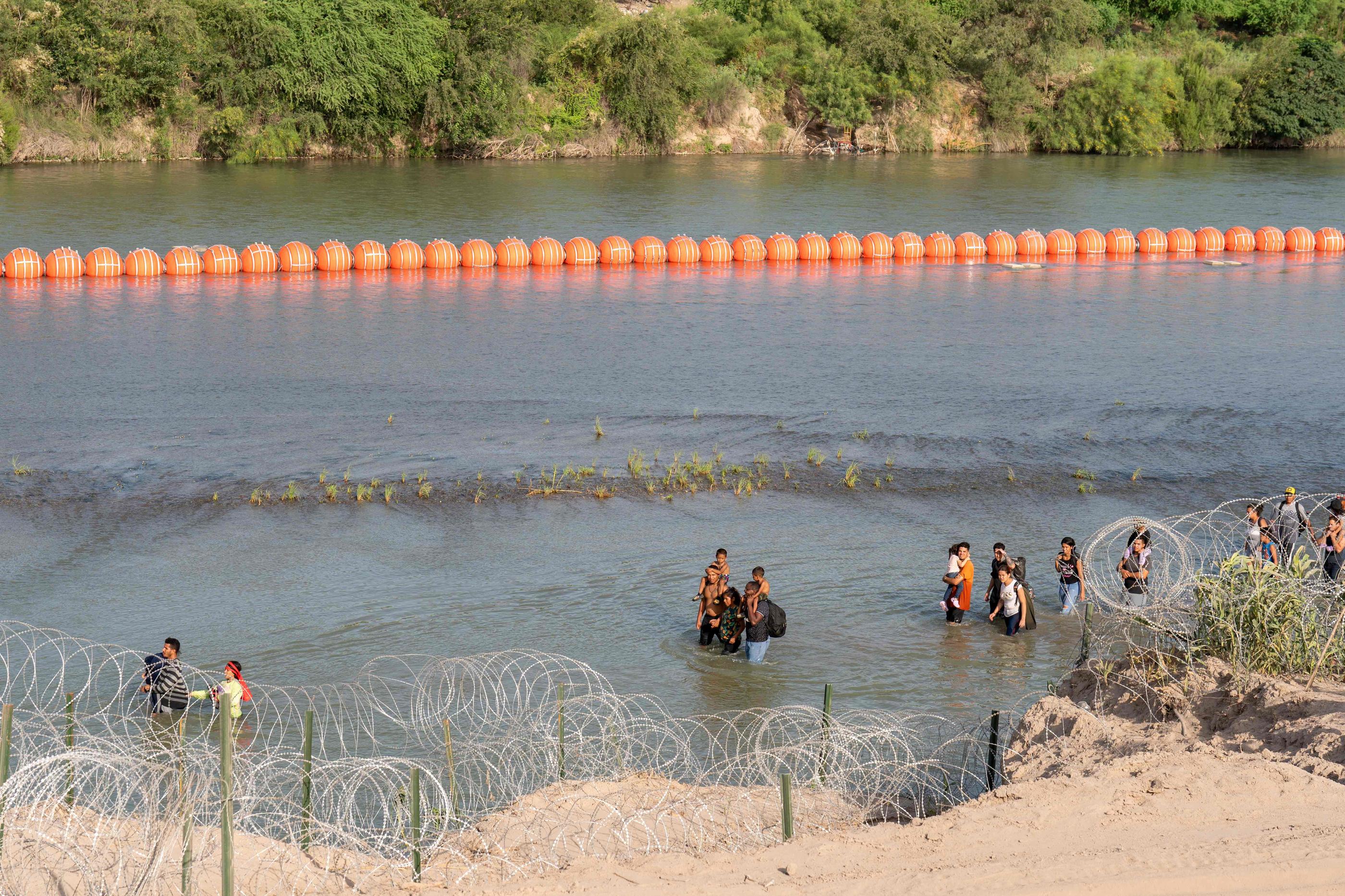 Les bouées ont été installées en juillet 2023, tout comme le fil barbelé sur la rive. SUZANNE CORDEIRO / AFP