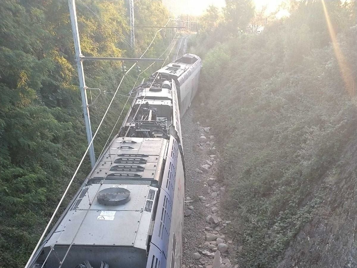 Le déraillement a fait cinq blessés légers sur les neufs personnes présentes à bord du train à cette heure matinale. ©Préfecture des Pyrénées-Orientales