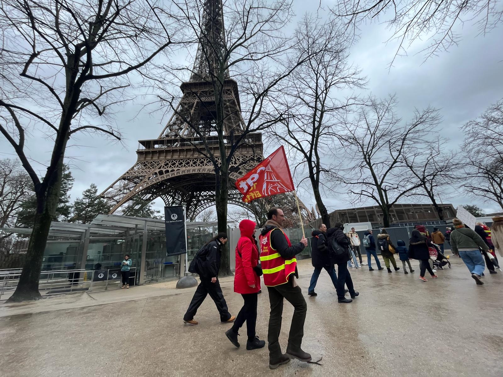 Grève à la tour Eiffel : le monument restera fermé ce jeudi 22 février pour le quatrième jour consécutif. Les salariés du monument parisien reprochent à la mairie de Paris de «vider les caisses» de la société d'exploitation du site sans tenir compte des besoins de rénovation.