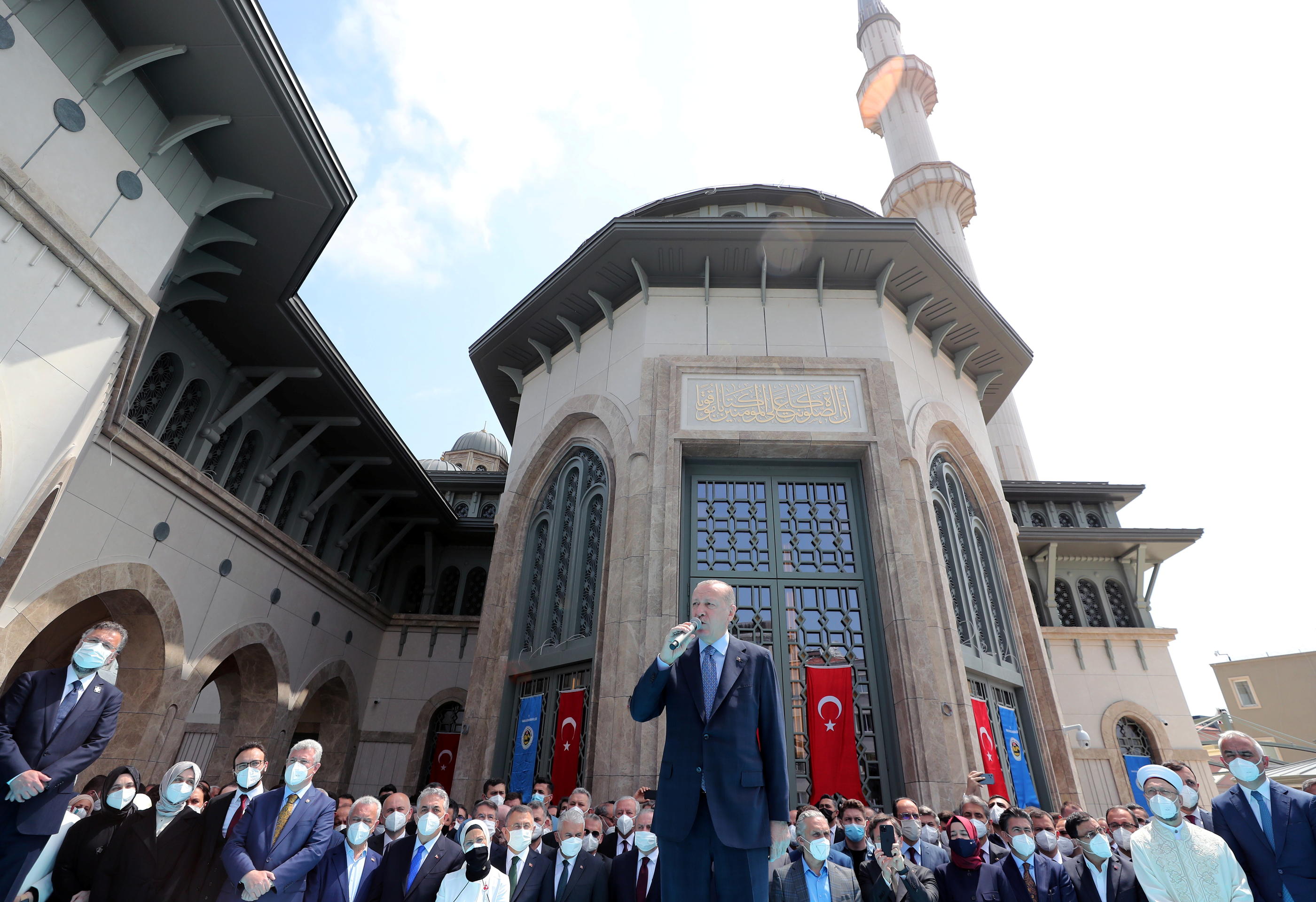 turquie erdogan inaugure la premiere mosquee de la place taksim d istanbul le parisien