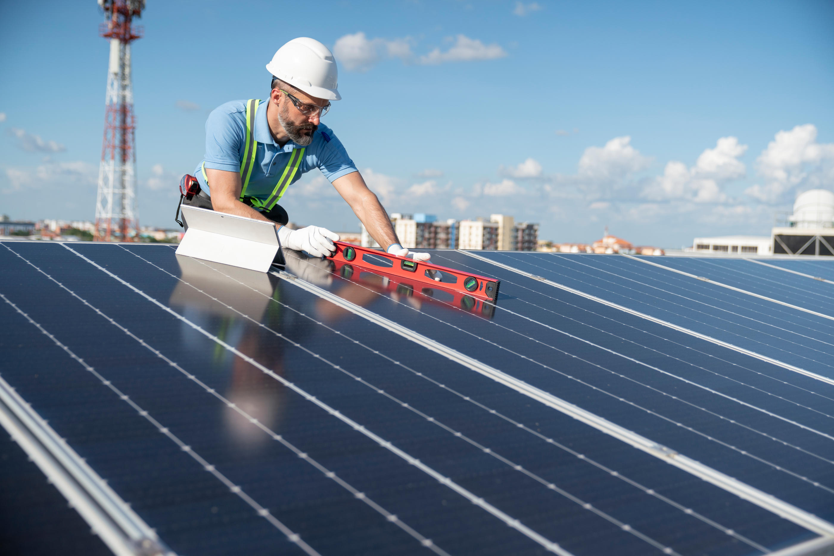 Dans le solaire, il faudrait 8000 professionnels de plus dans les deux ans pour répondre aux objectifs d’installation fixés par le gouvernement. Istock