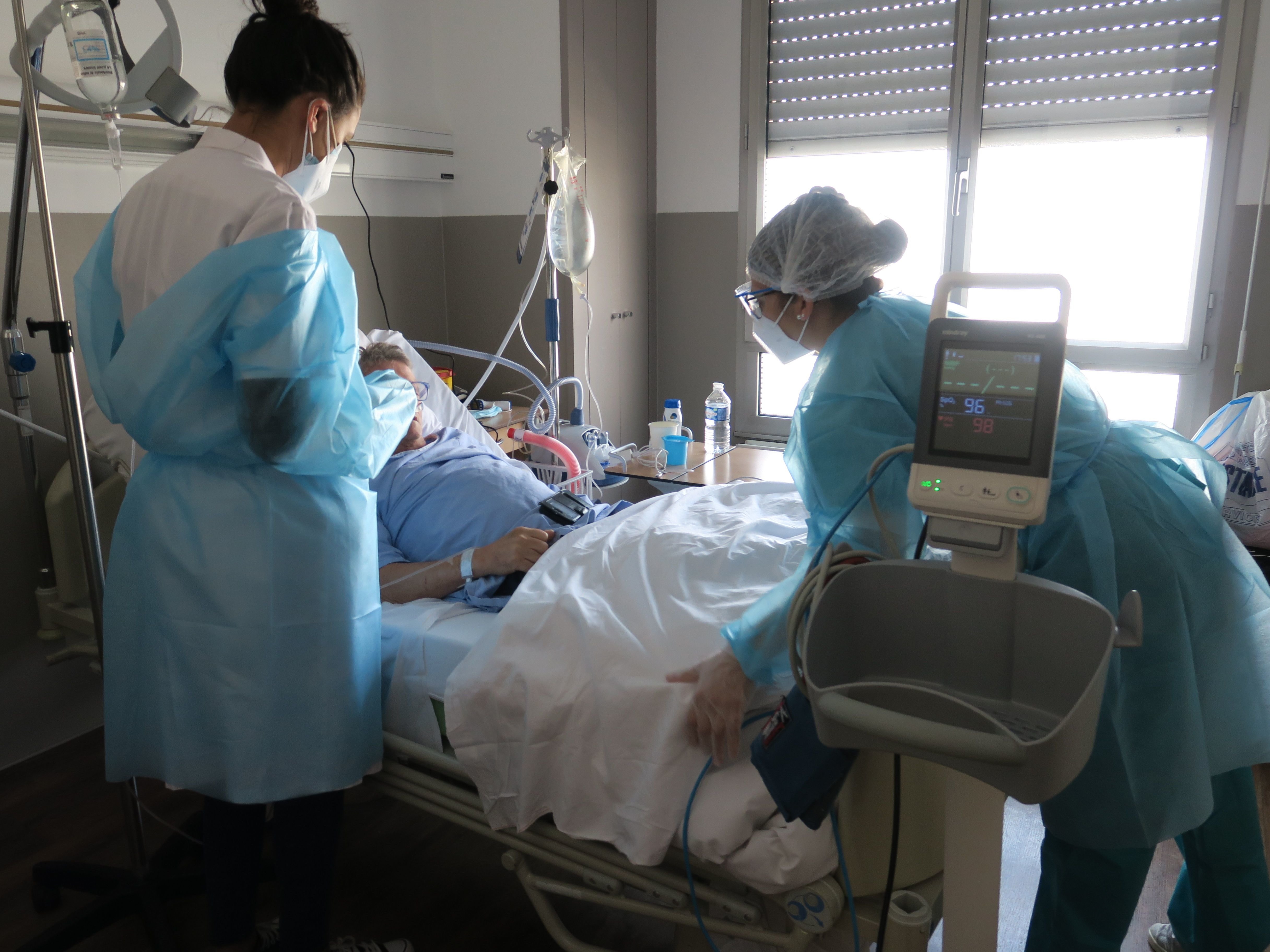 Covid-19 en France : 140 nouveaux décès en 24 heures, près de 5900 patients en soins critiques
