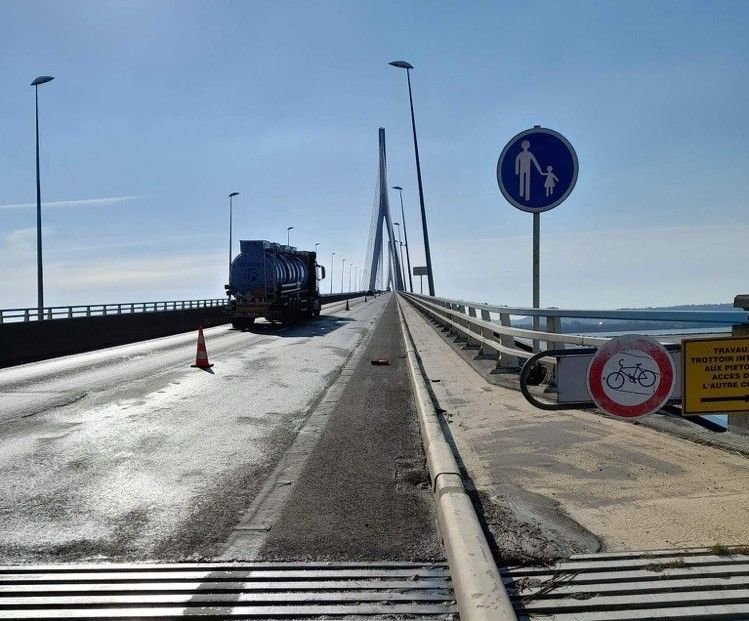 Aujourd'hui, les cyclistes doivent côtoyer les poids lourds sur le pont de Normandie./DR/Christelle Cubaud