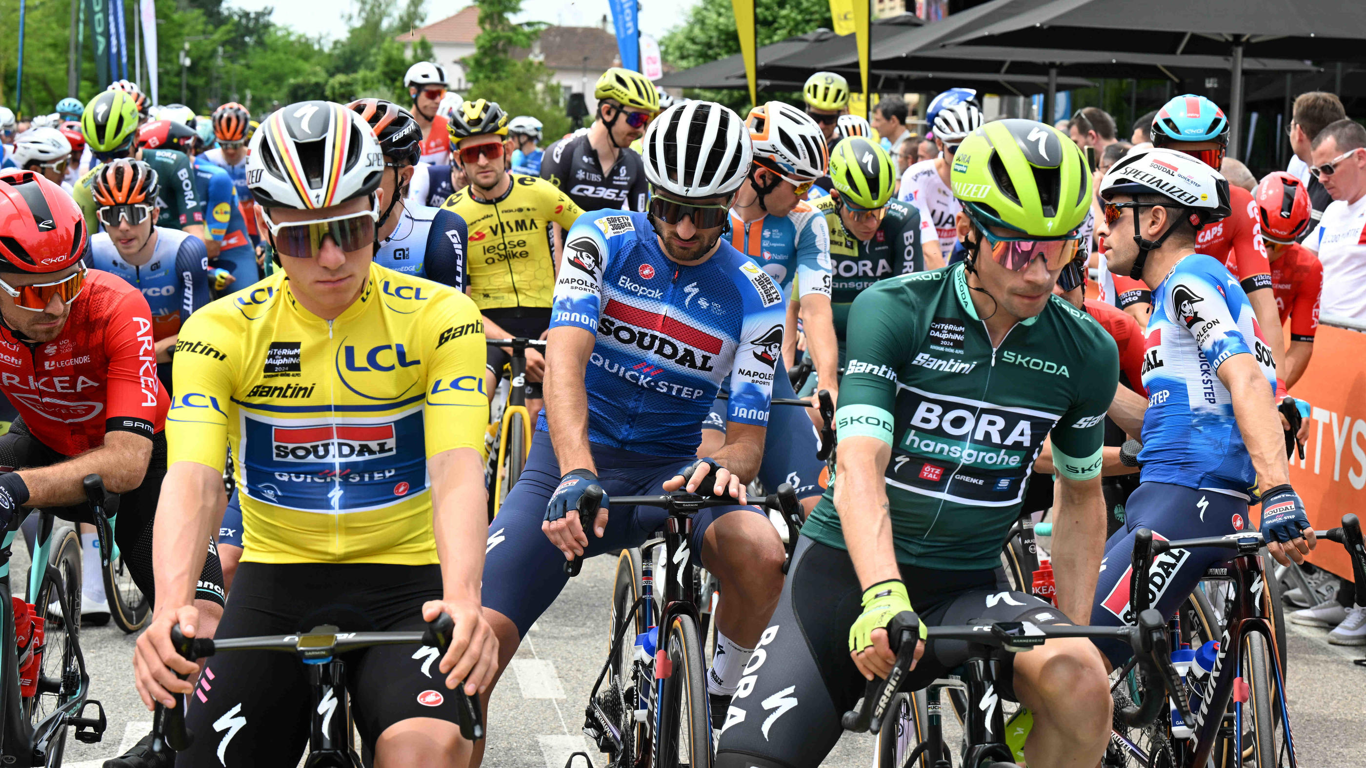Remco Evenepoel (à gauche, en jaune après le chrono) et Primoz Roglic, vainqueur final du Dauphiné, ont montré qu'ils ne survolaient pas le peloton. Icon Sport/Stefao Sirotti