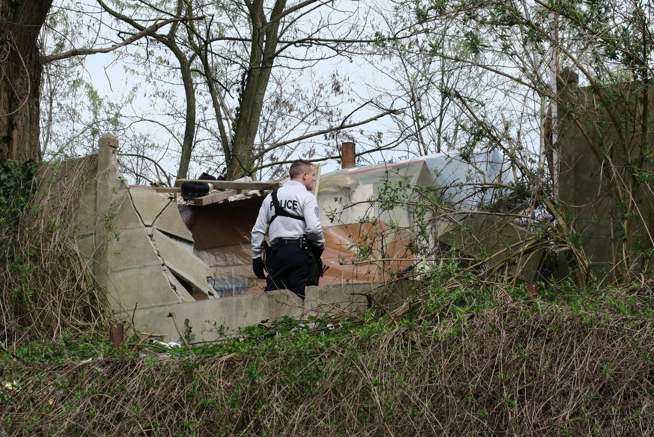 <b></b> Vigneux-sur-Seine, ce dimanche. Une quinzaine de policiers est intervenue à l’intérieur du camp de Roms situé à côté de la gare.